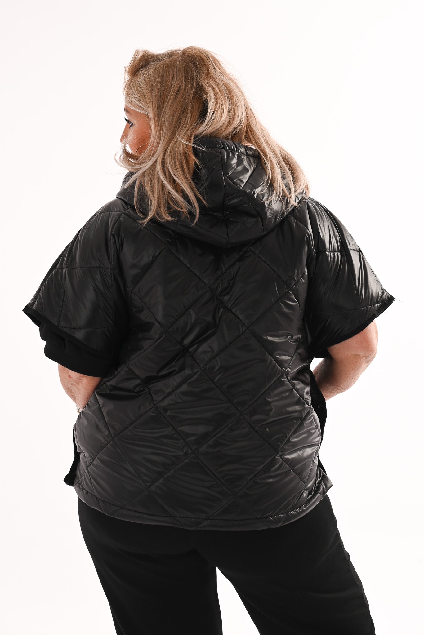 Korte bodywarmer met capuchon zwart