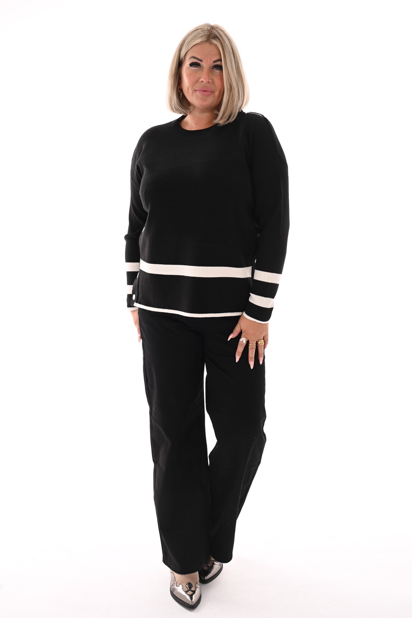 Trui met streep en knopen zwart