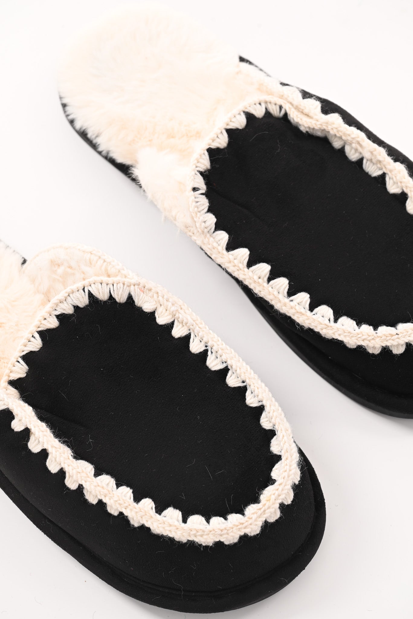 Pantoffels met sierrand zwart