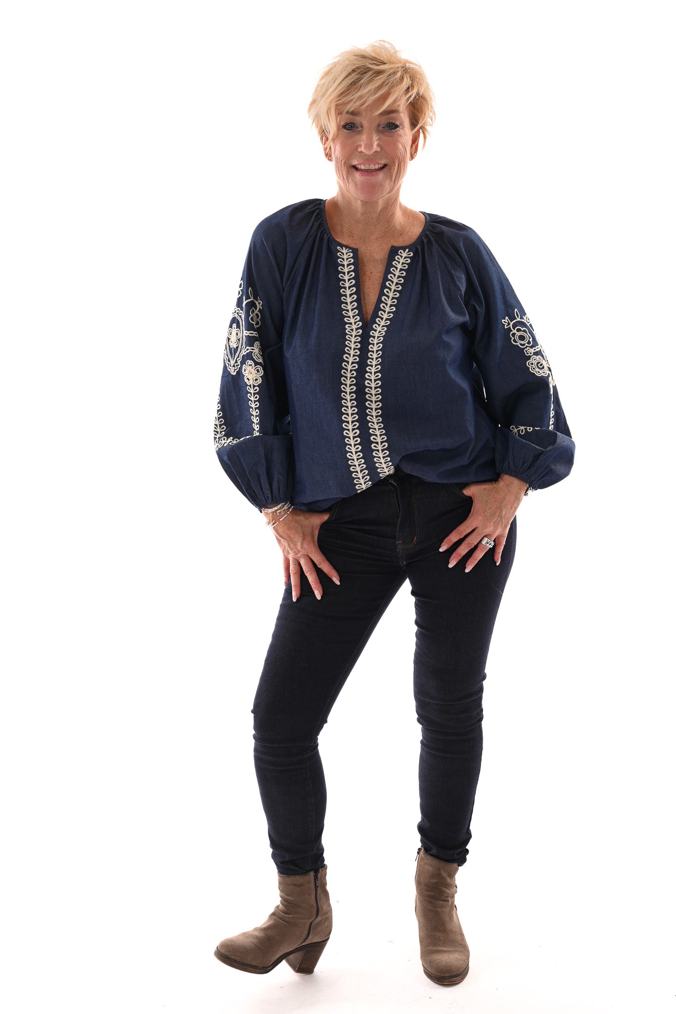 Blouse v-hals met geborduurde pofmouwen jeansblauw