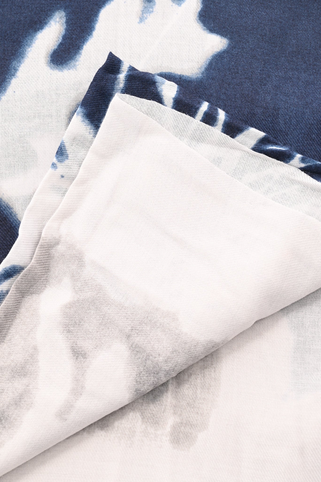 Sjaal bladeren print marineblauw