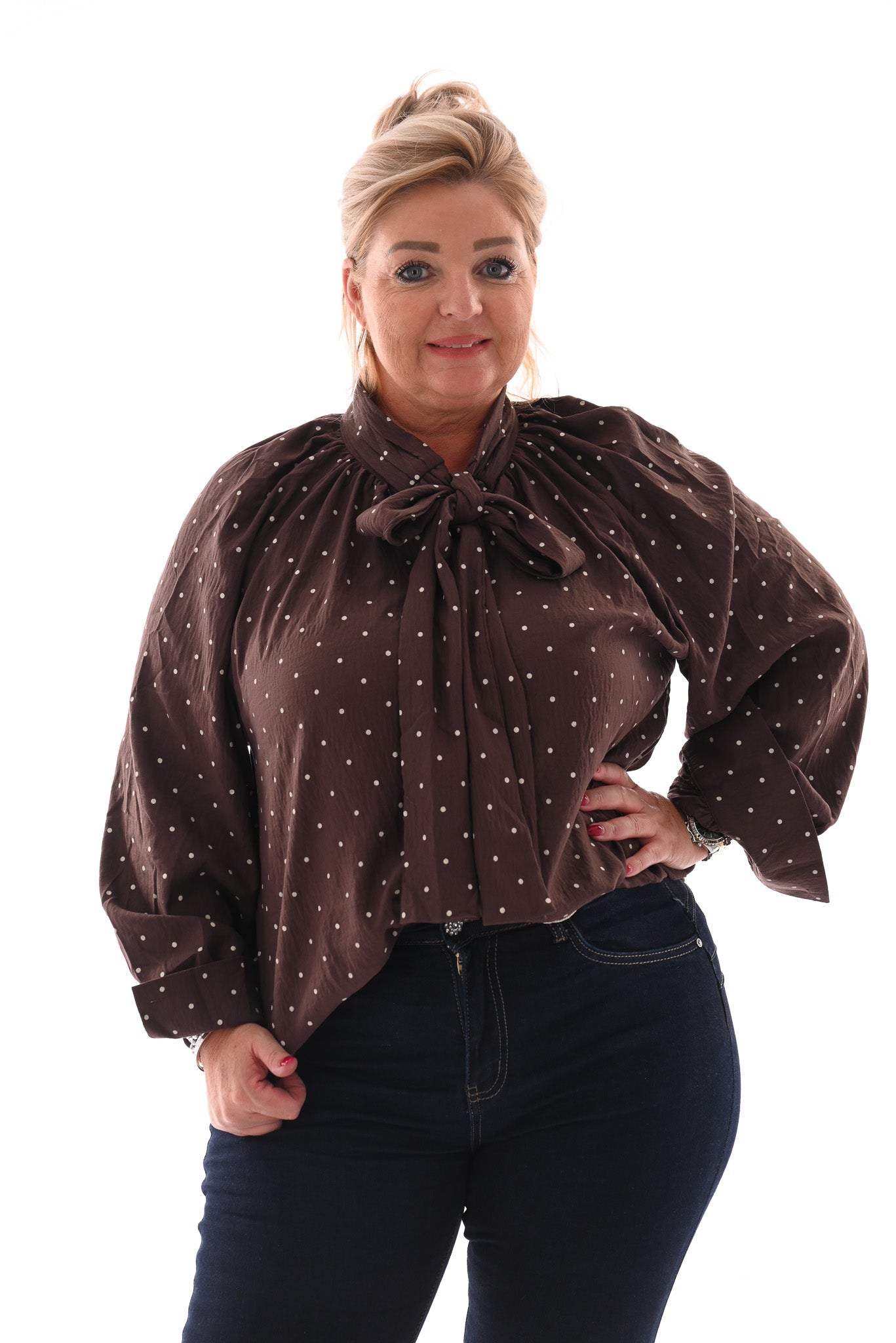 Blouse kleine dots met strik bruin