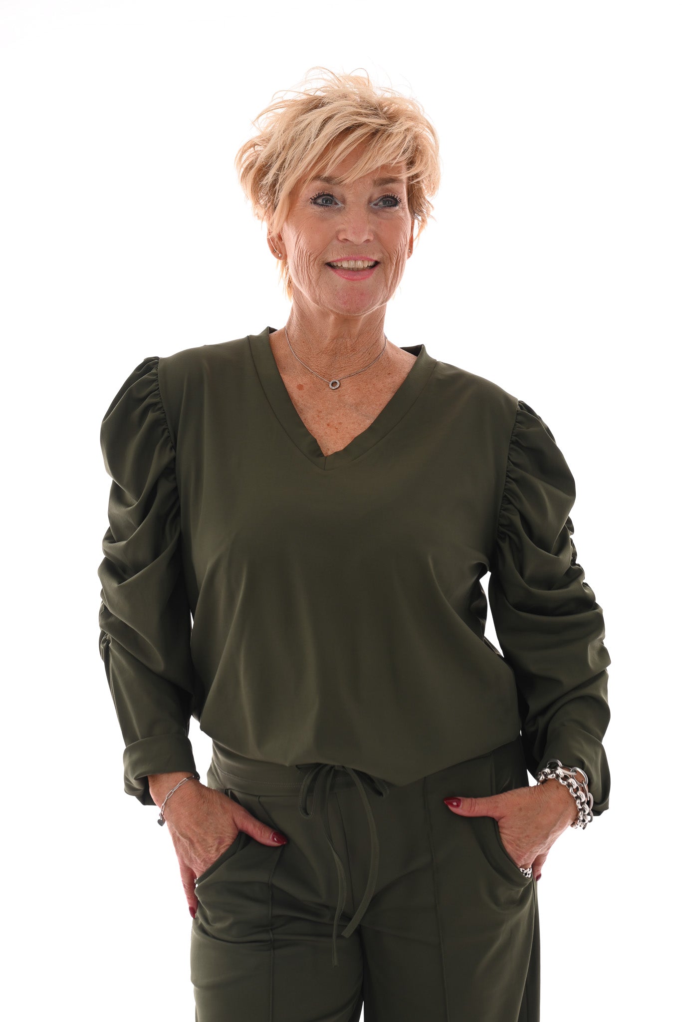 Tweedelig pak gedrapeerde mouwen uni legergroen