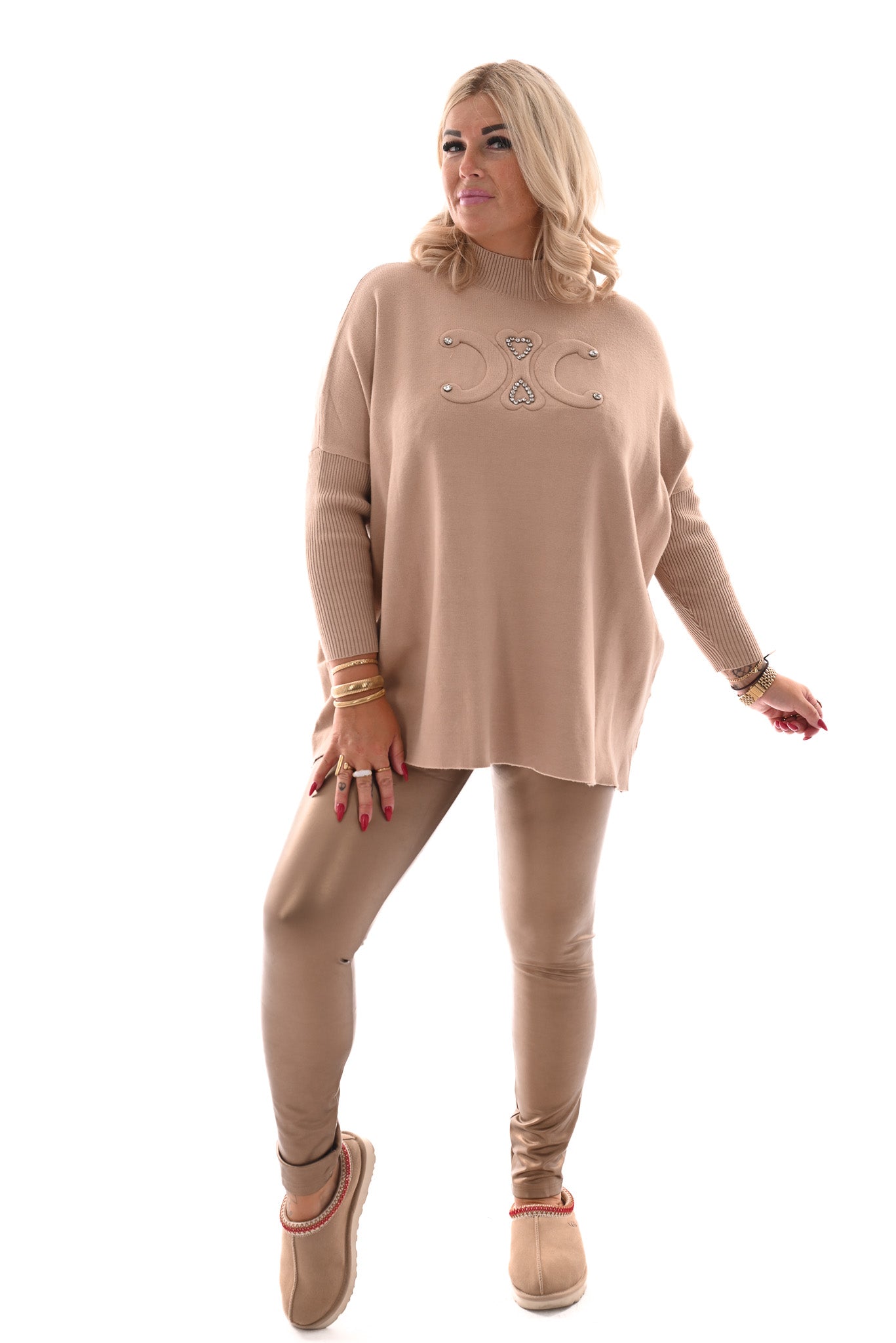 Trui opstaande kraag met strass steentjes camel
