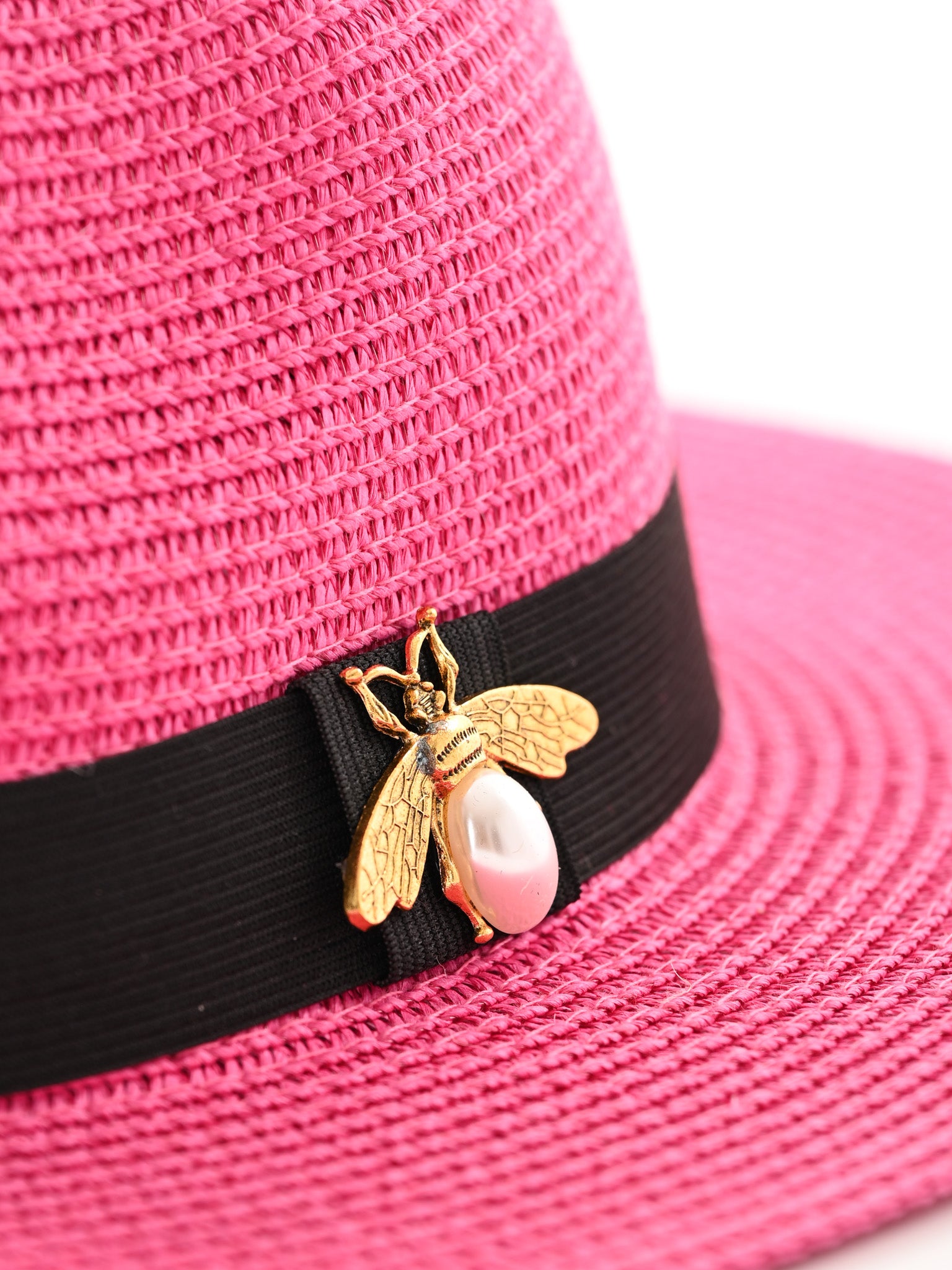 Hoed met bij fuchsia