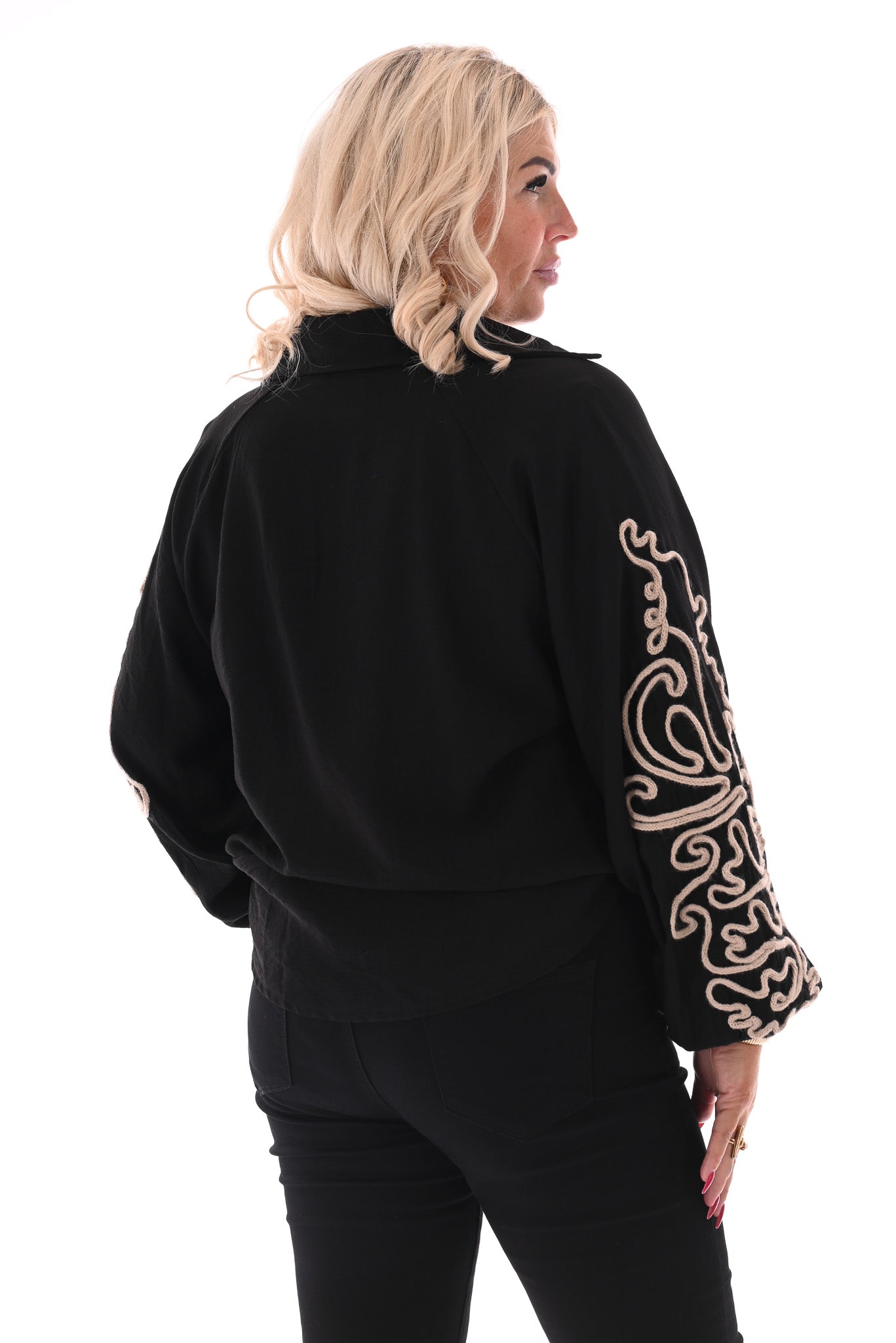 Blouse v-hals borduur op de mouwen zwart