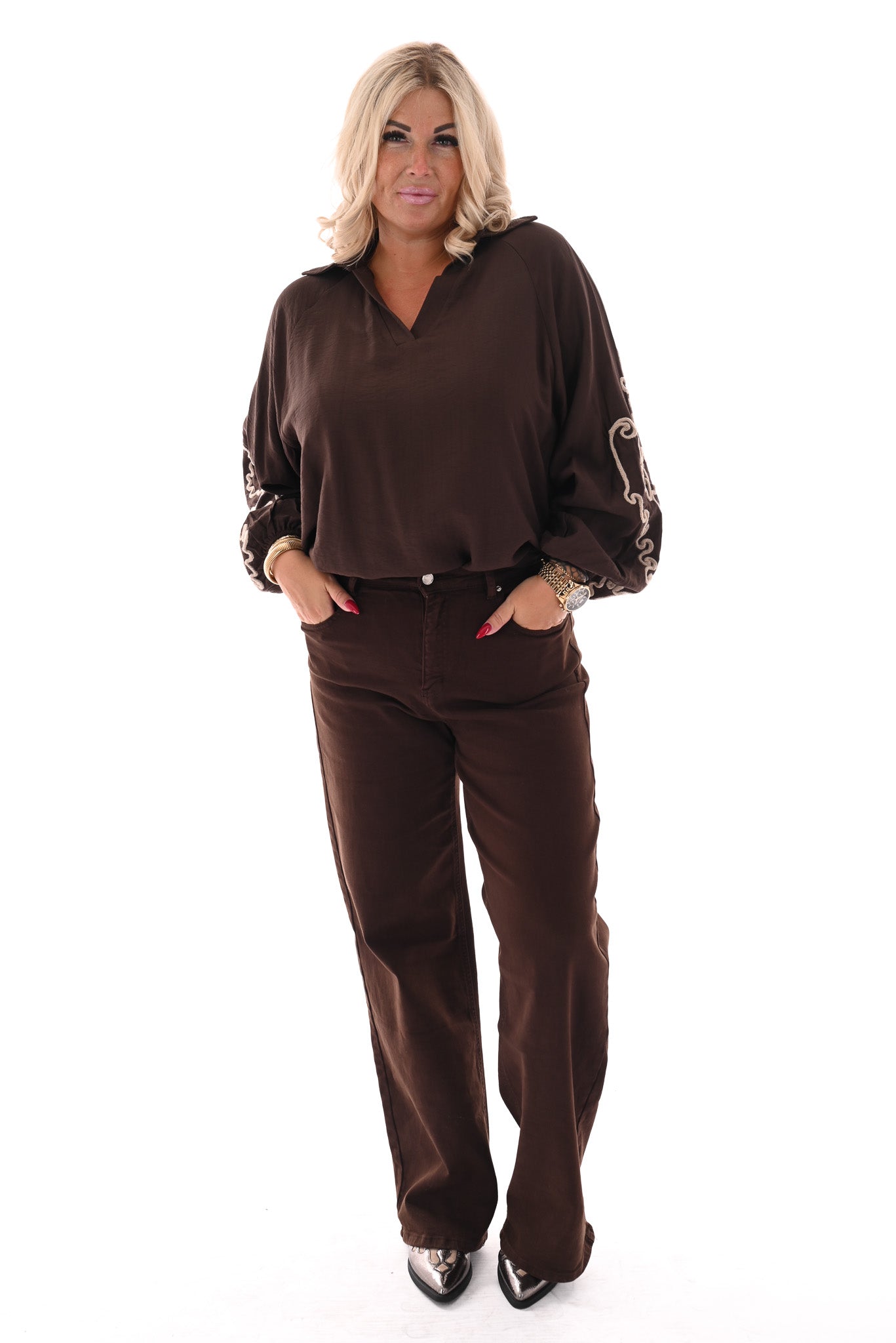 Blouse v-hals borduur op de mouwen bruin