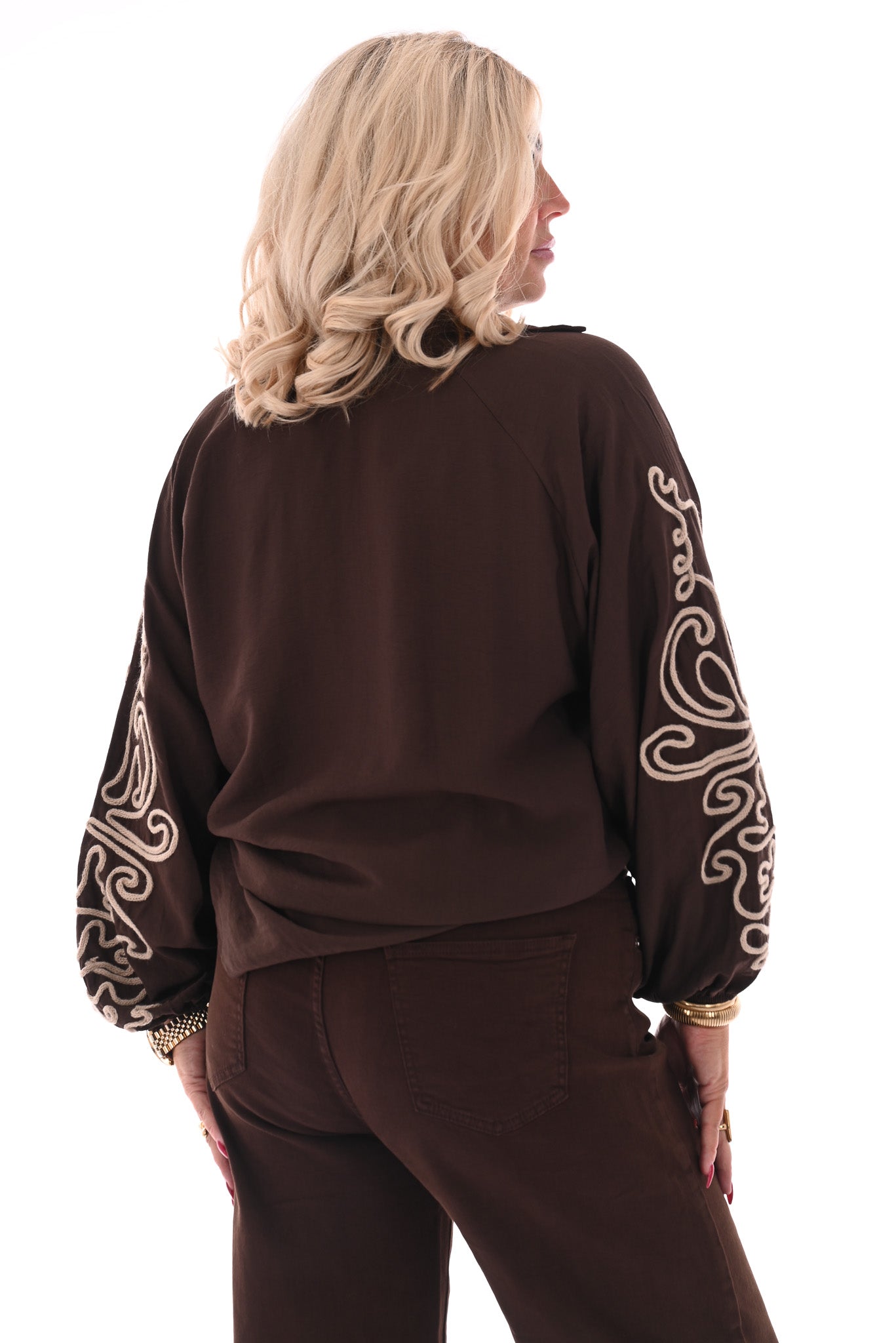 Blouse v-hals borduur op de mouwen bruin