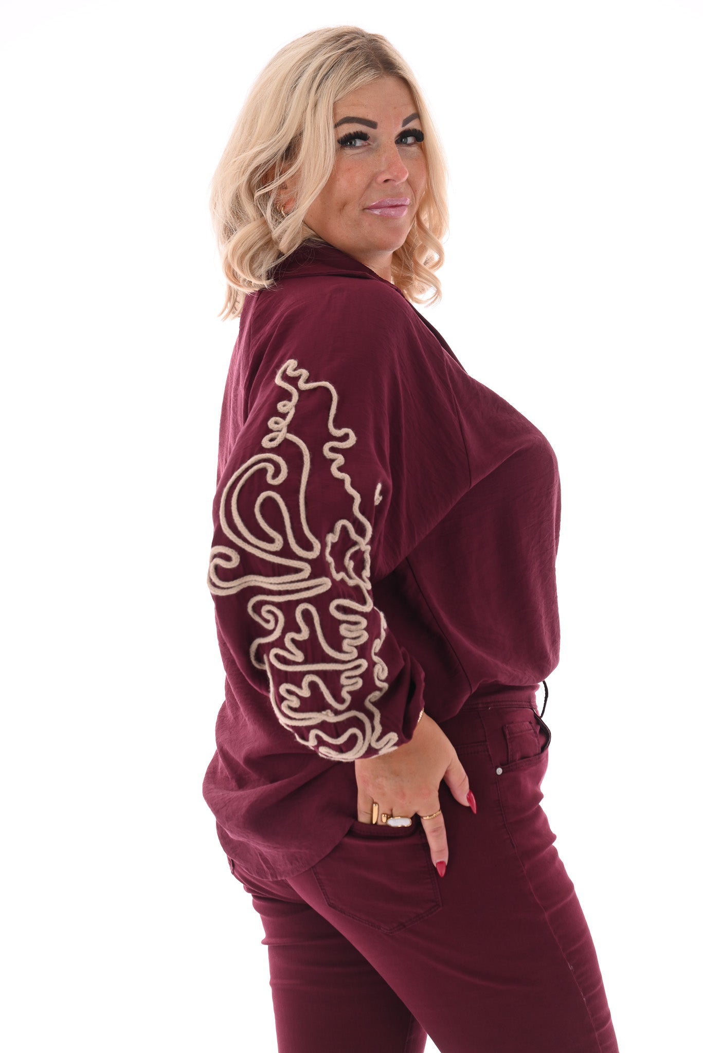 Blouse v-hals borduur op de mouwen bordeaux
