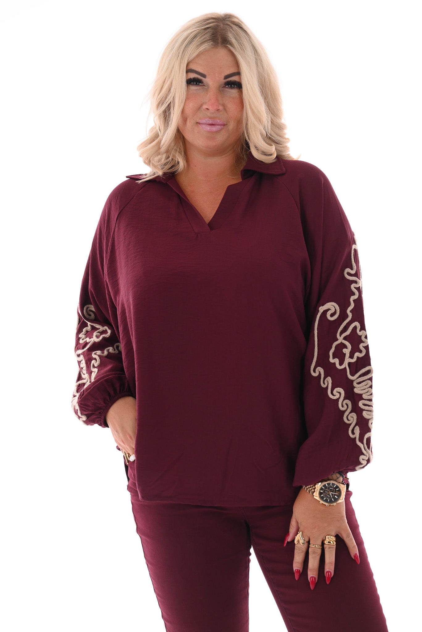 Blouse v-hals borduur op de mouwen bordeaux