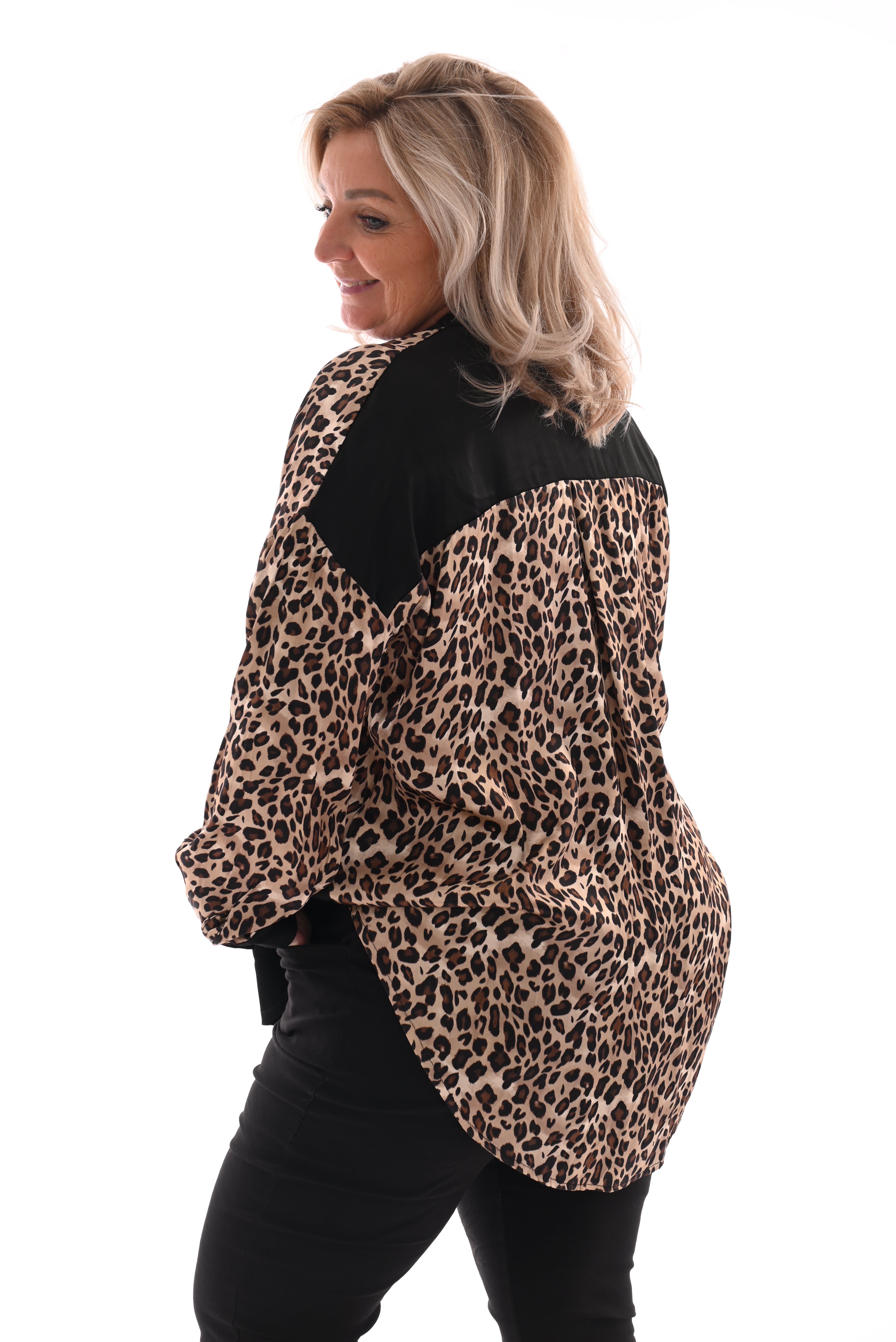 Doorknoop blouse silky panterprint zwart