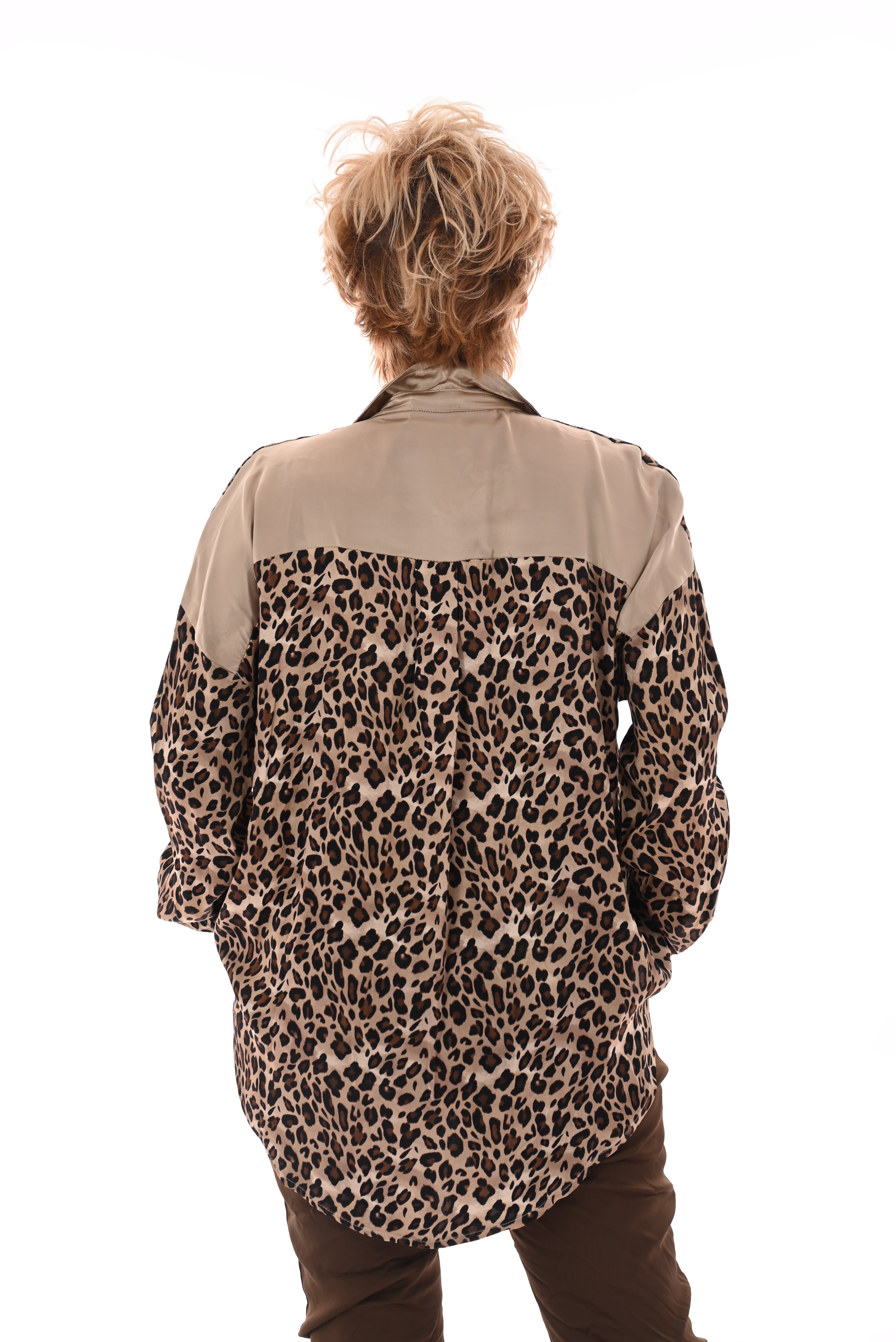 Doorknoop blouse silky panterprint beige