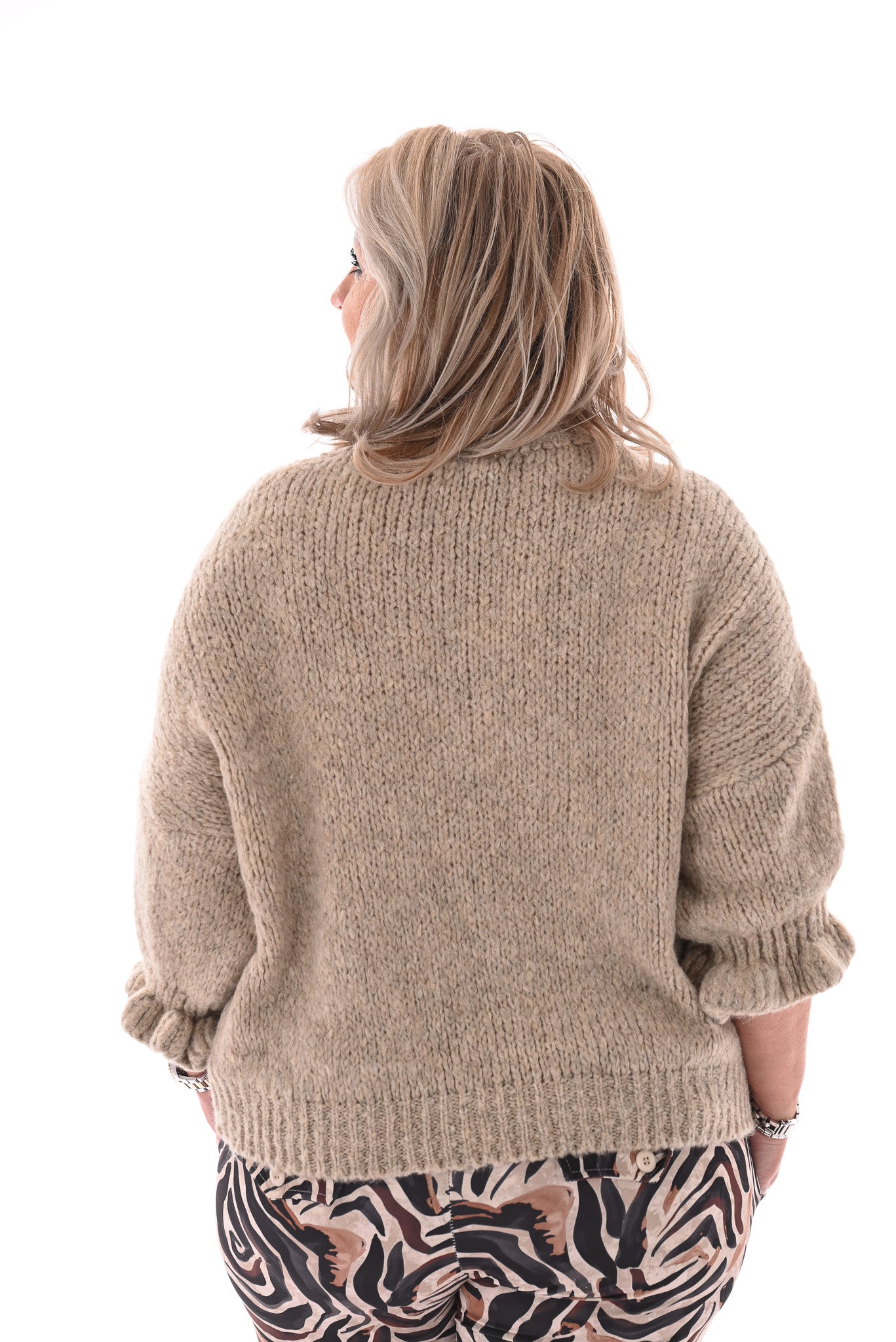 Gebreide trui met korte roezelmouwen beige