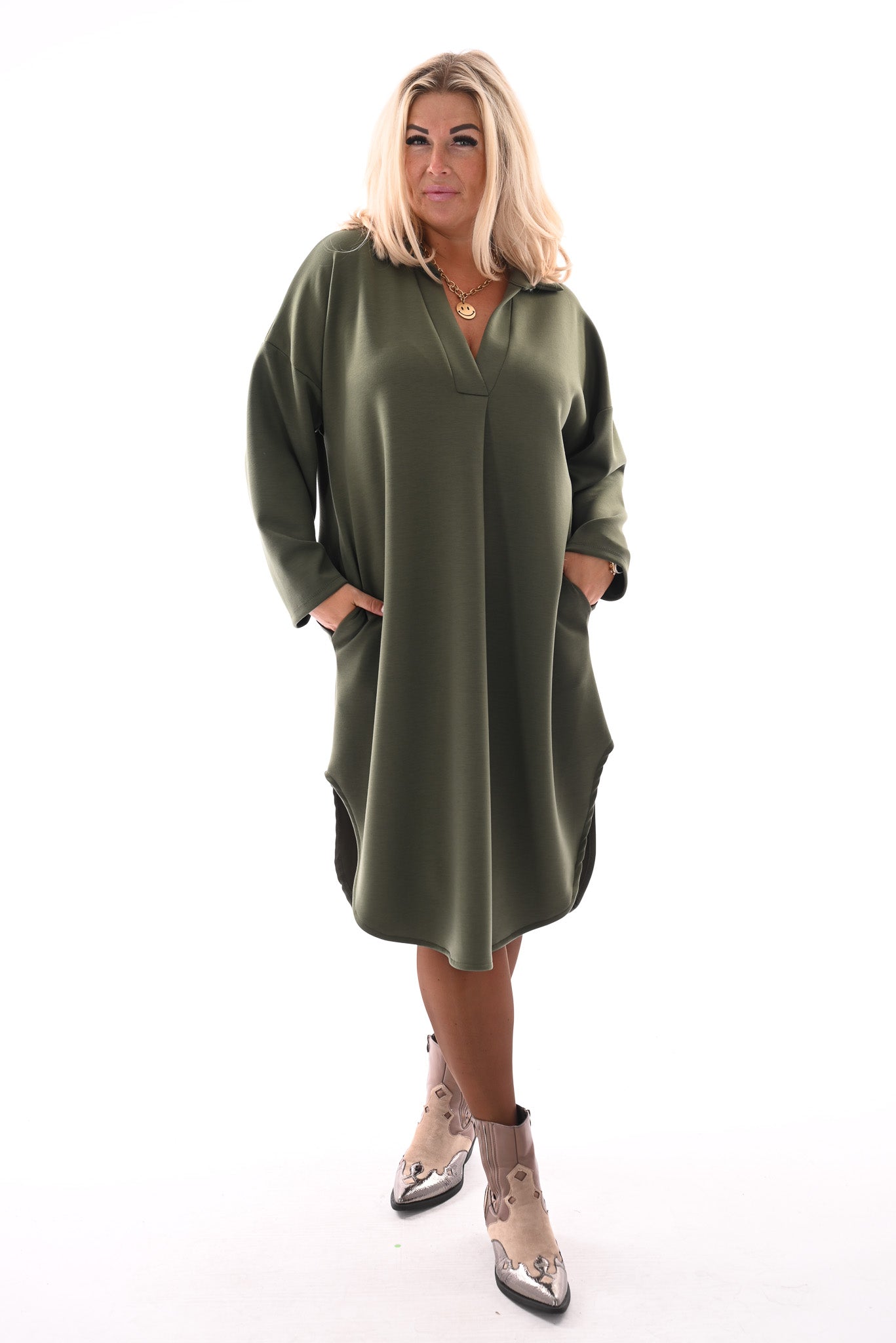 Half lange jurk v-hals en zakken olijfgroen