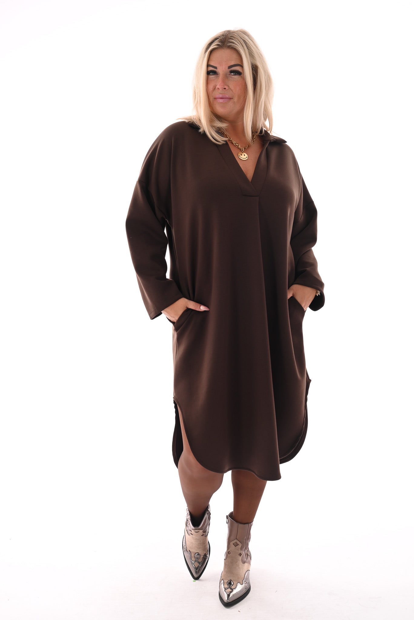 Half lange jurk v-hals en zakken donkerbruin