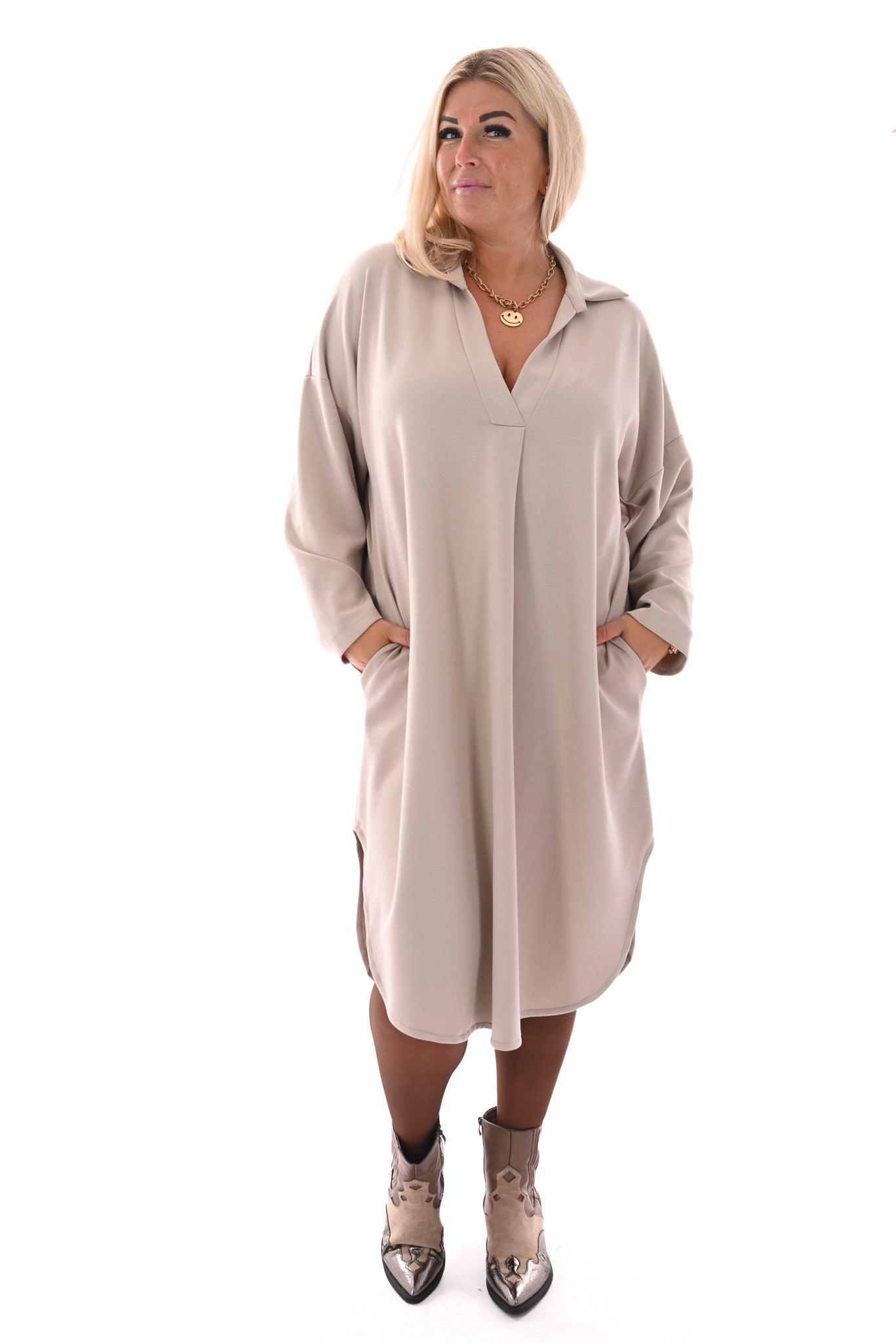 Half lange jurk v-hals en zakken beige