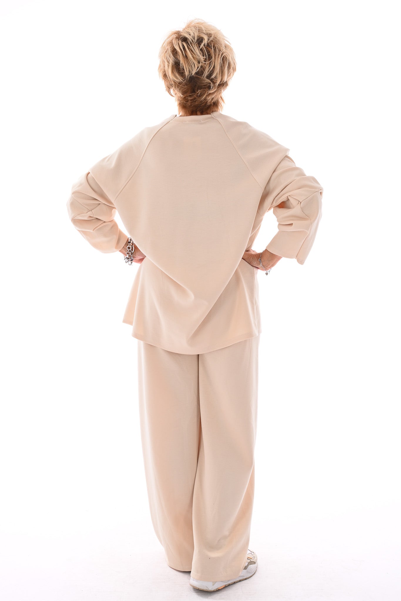 Tweedelig pak met gedrapeerde mouwen naad op broek creme