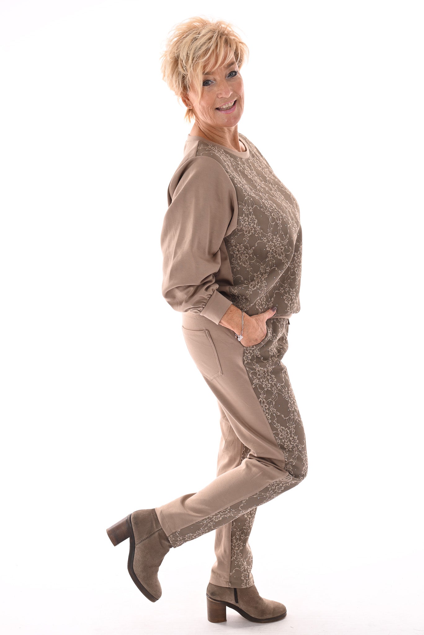 Tweedelig pak met kant en glitter beige