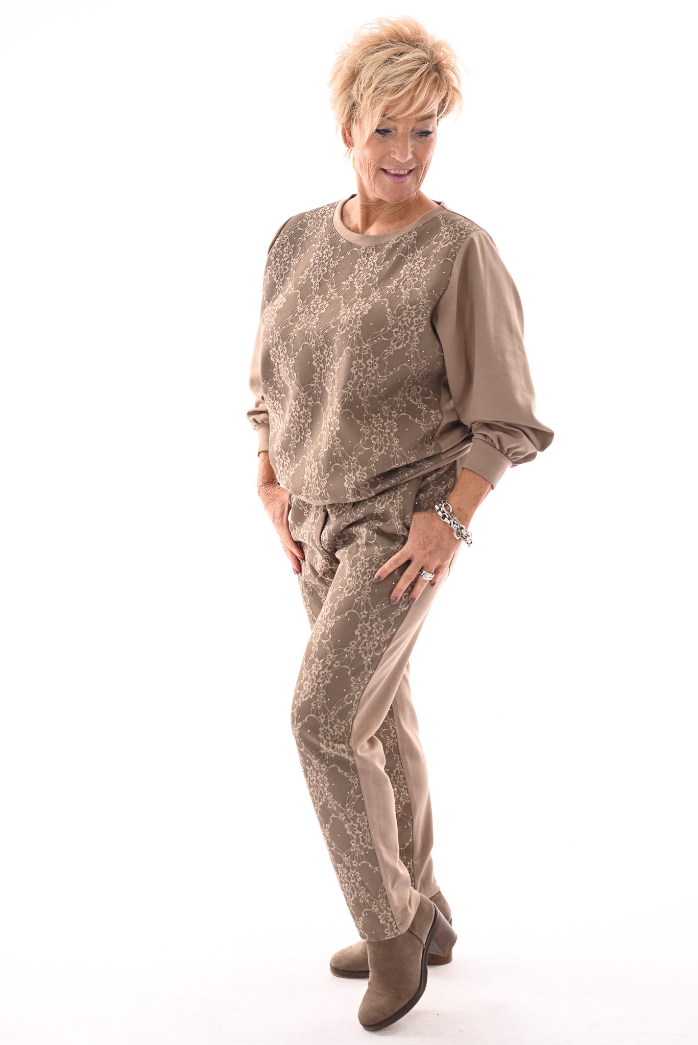 Tweedelig pak met kant en glitter beige