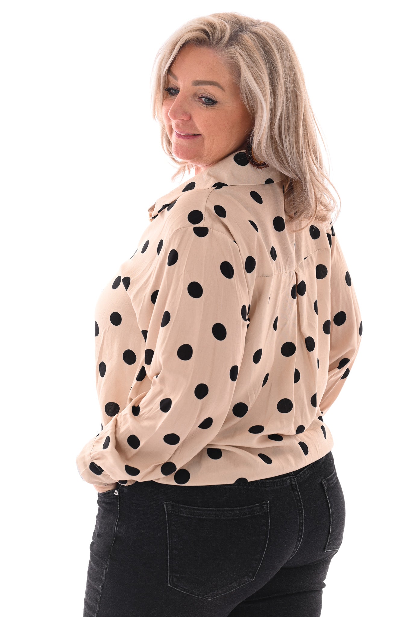 Doorknoop blouse grote dots beige