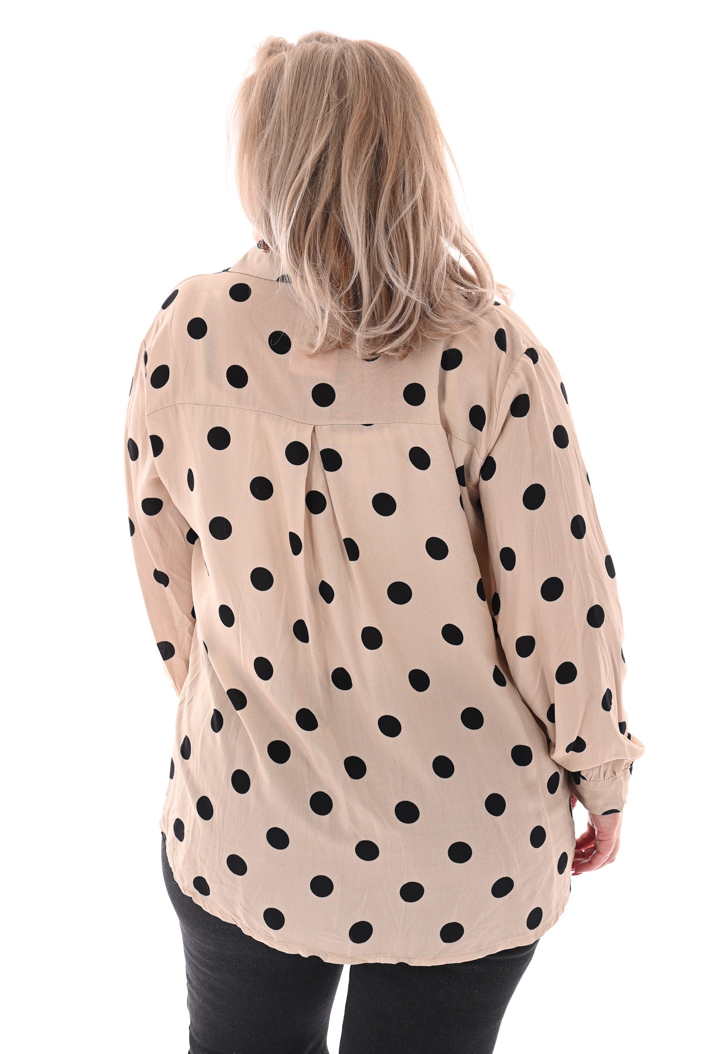 Doorknoop blouse grote dots beige