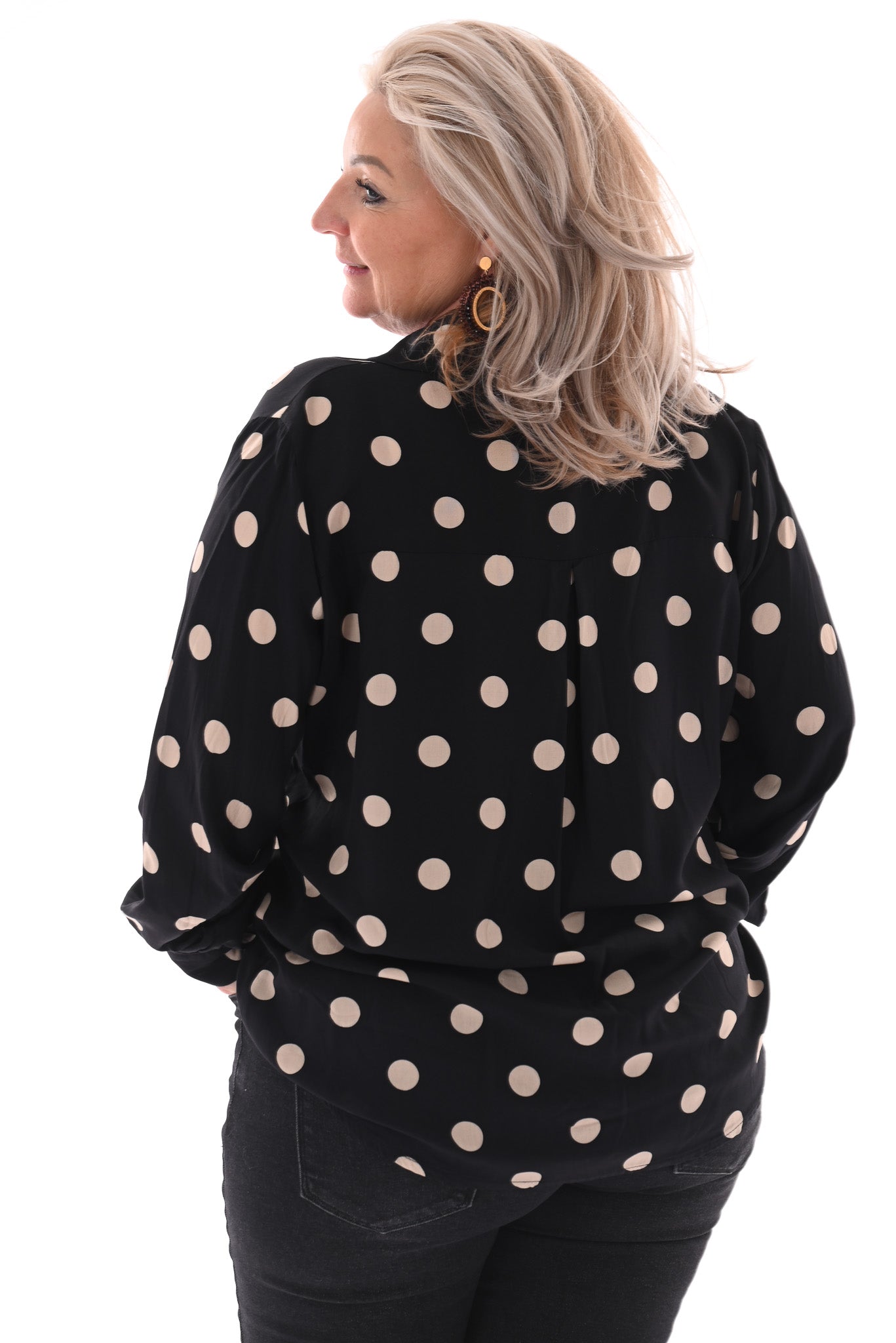 Doorknoop blouse grote dots zwart
