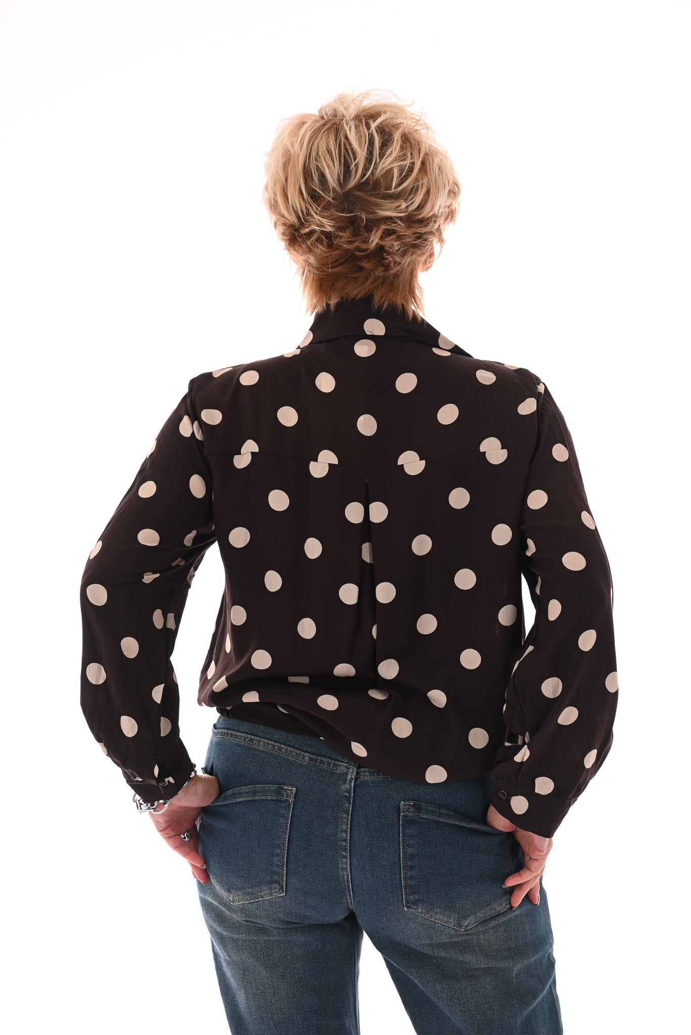 Doorknoop blouse grote dots donkerbruin