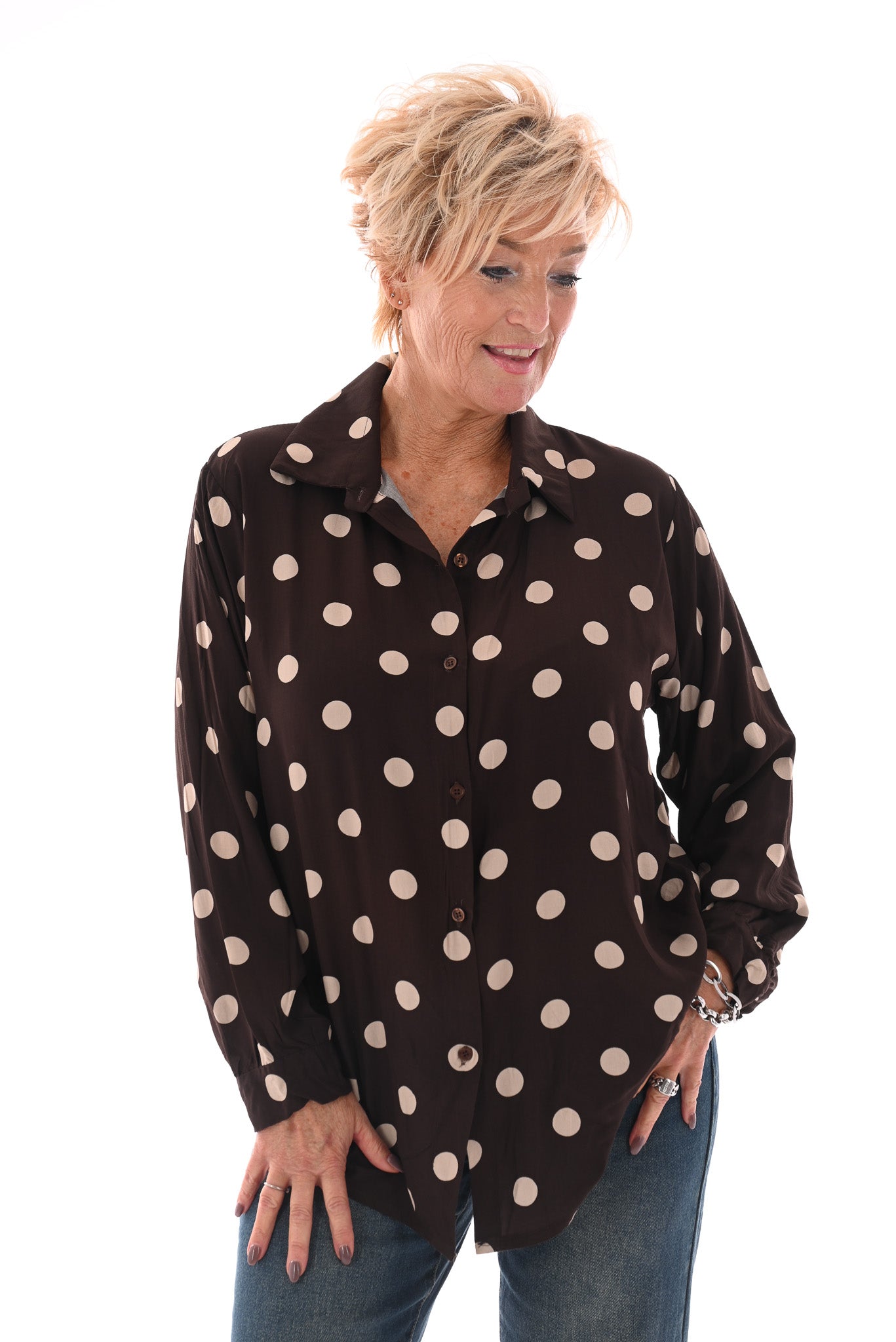 Doorknoop blouse grote dots donkerbruin
