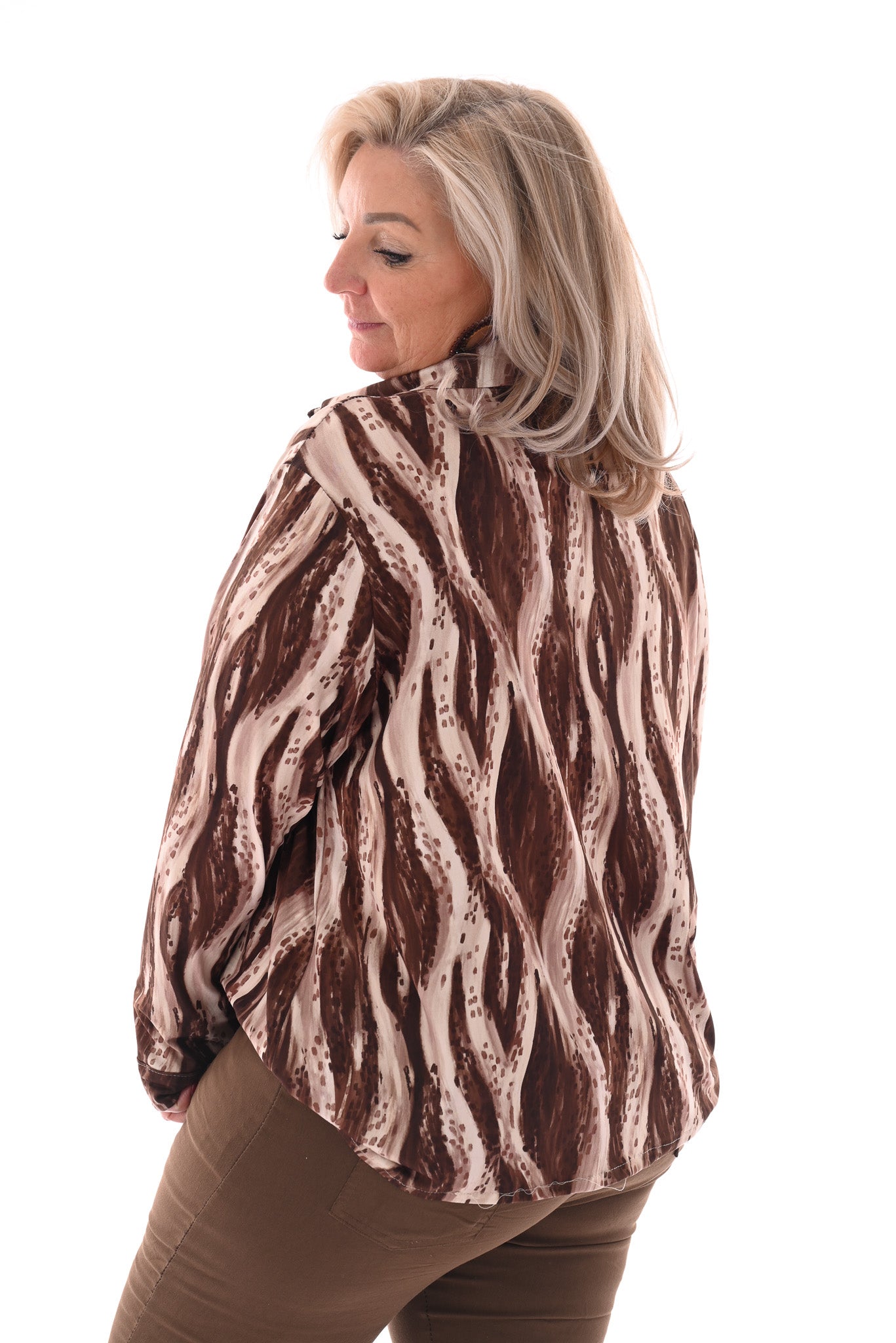Doorknoop blouse stip bruin