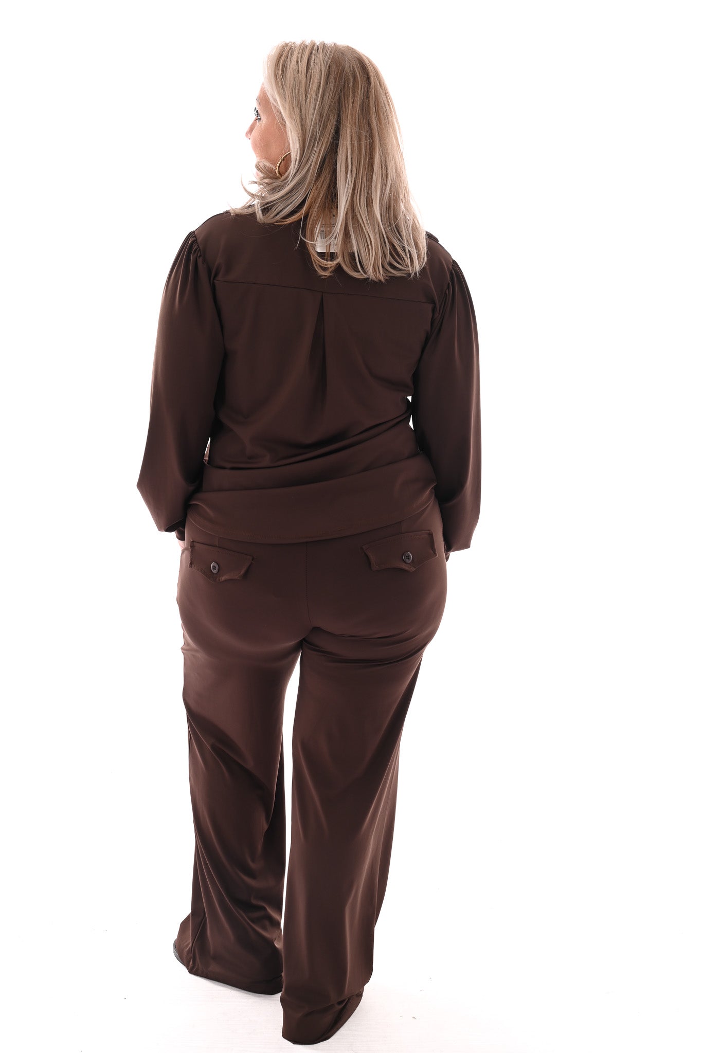 Tweedelig travel pak top v-hals met kraag donkerbruin