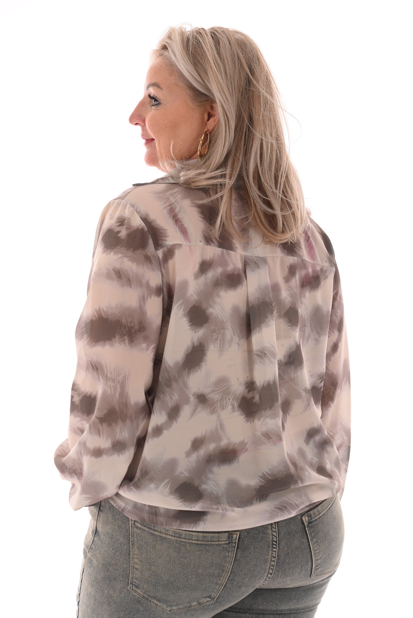 Top overslag met kraag abstracte veerprint taupe