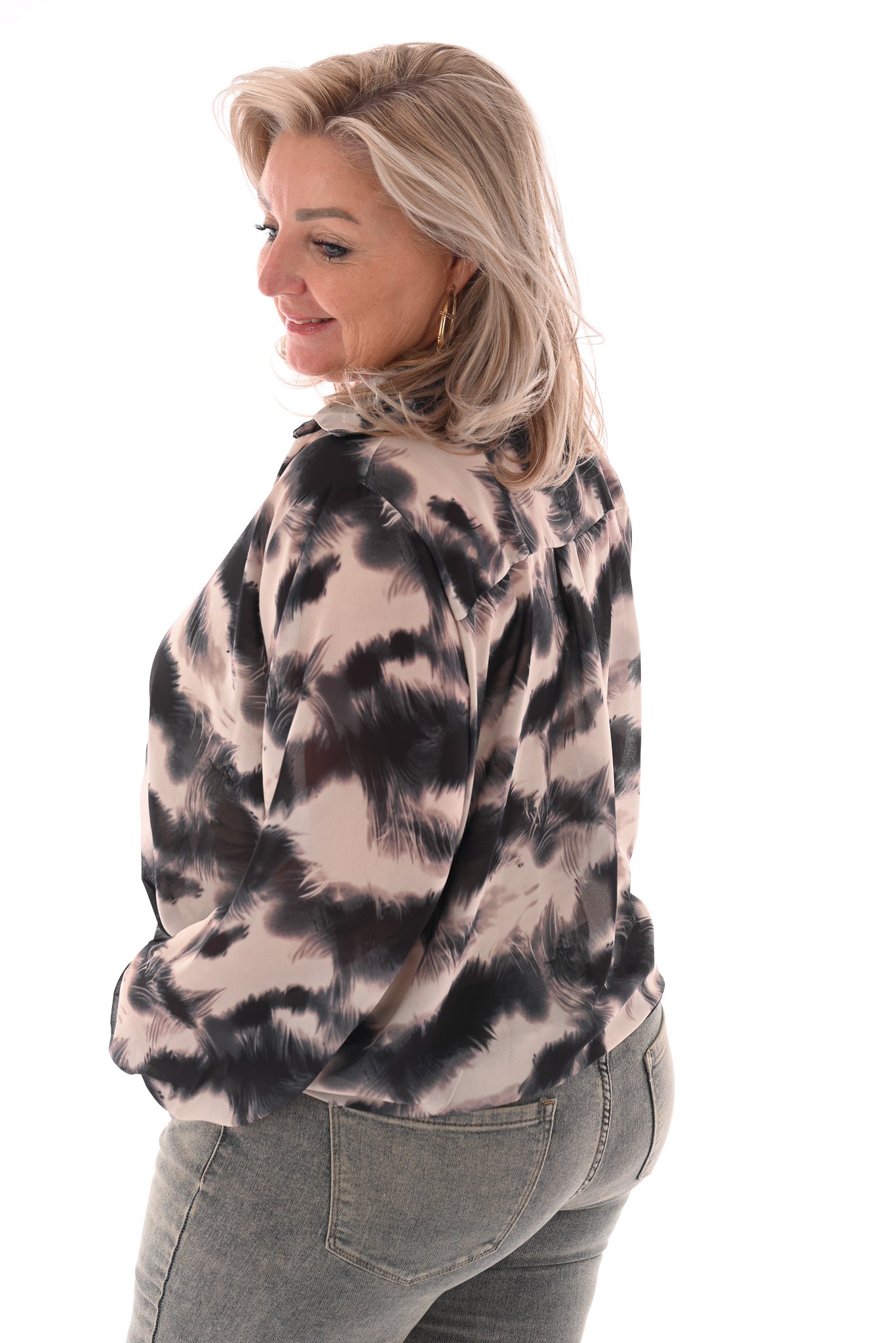Top overslag met kraag abstracte veerprint zwart