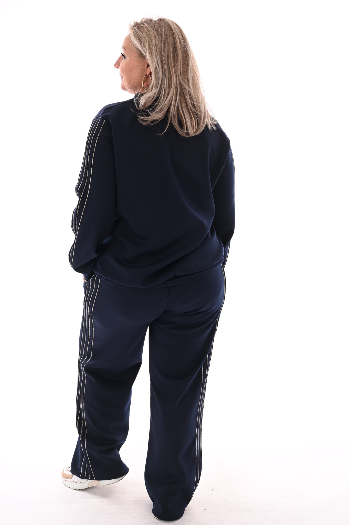 Tweedelig pak v-hals met gouden bies marineblauw