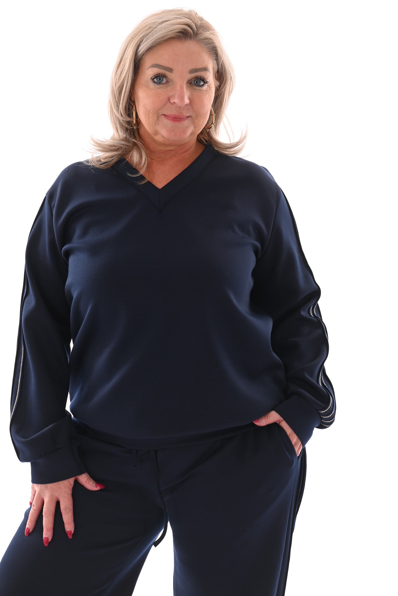 Tweedelig pak v-hals met gouden bies marineblauw