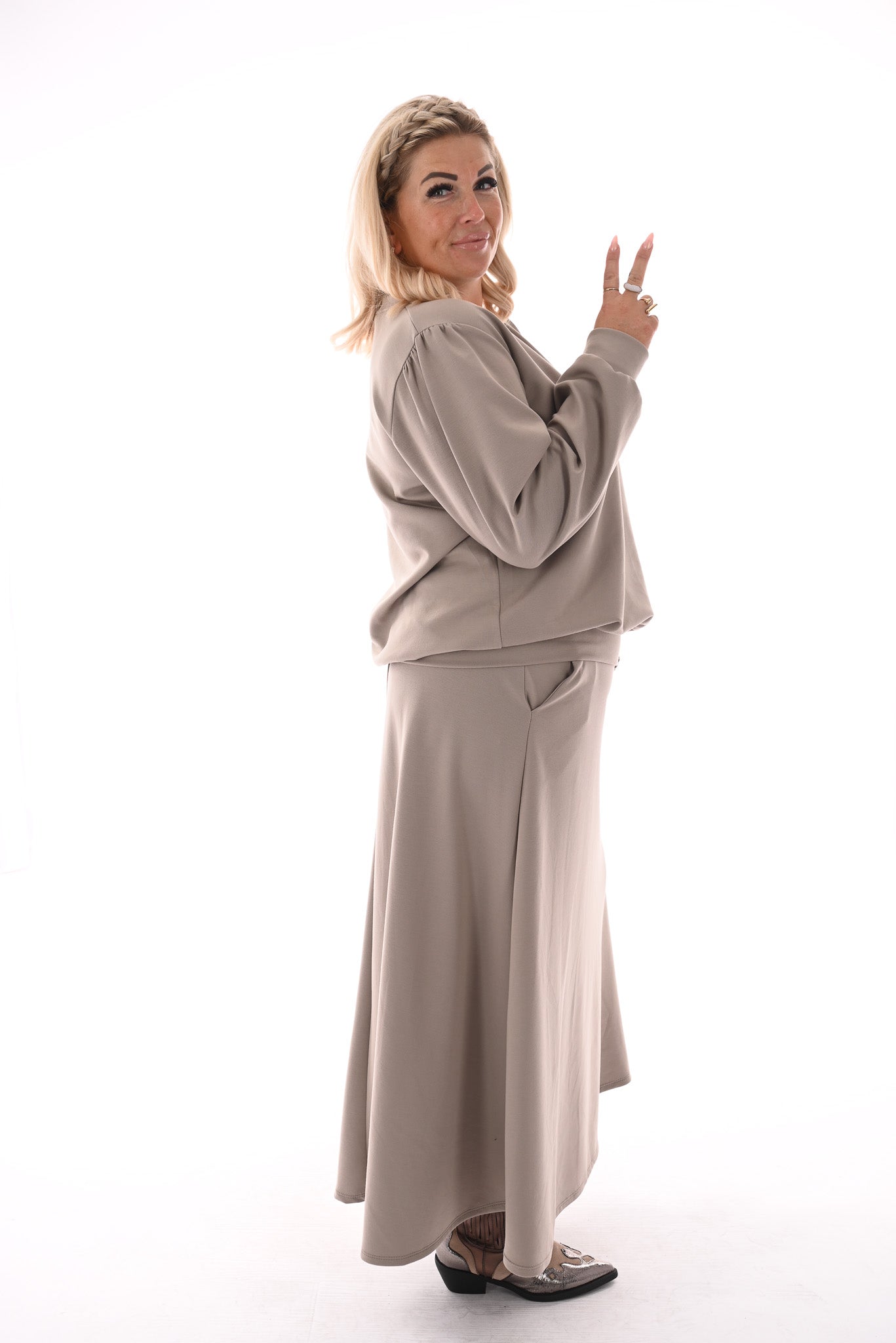 Tweedelig set sweater en rok taupe