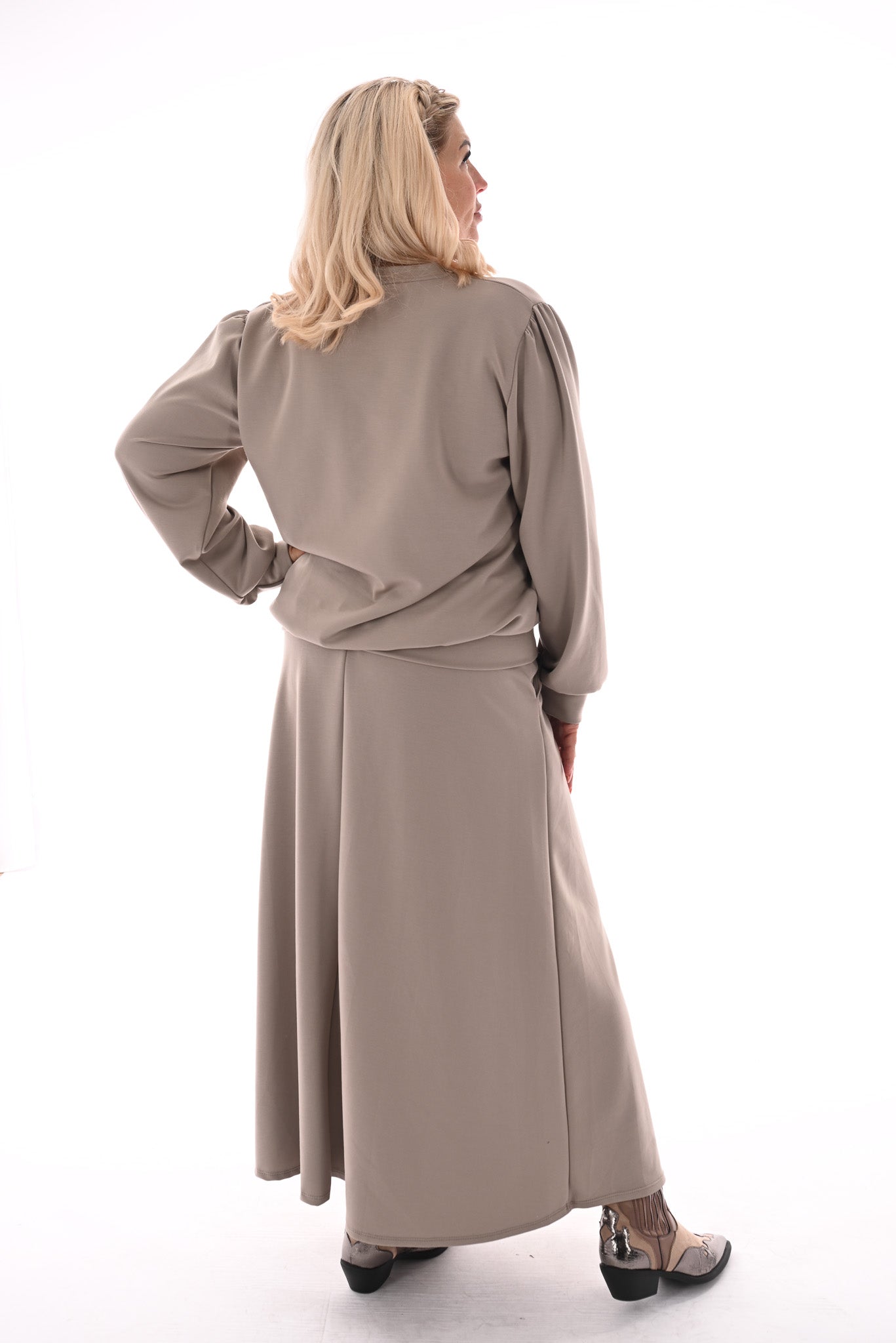 Tweedelig set sweater en rok taupe