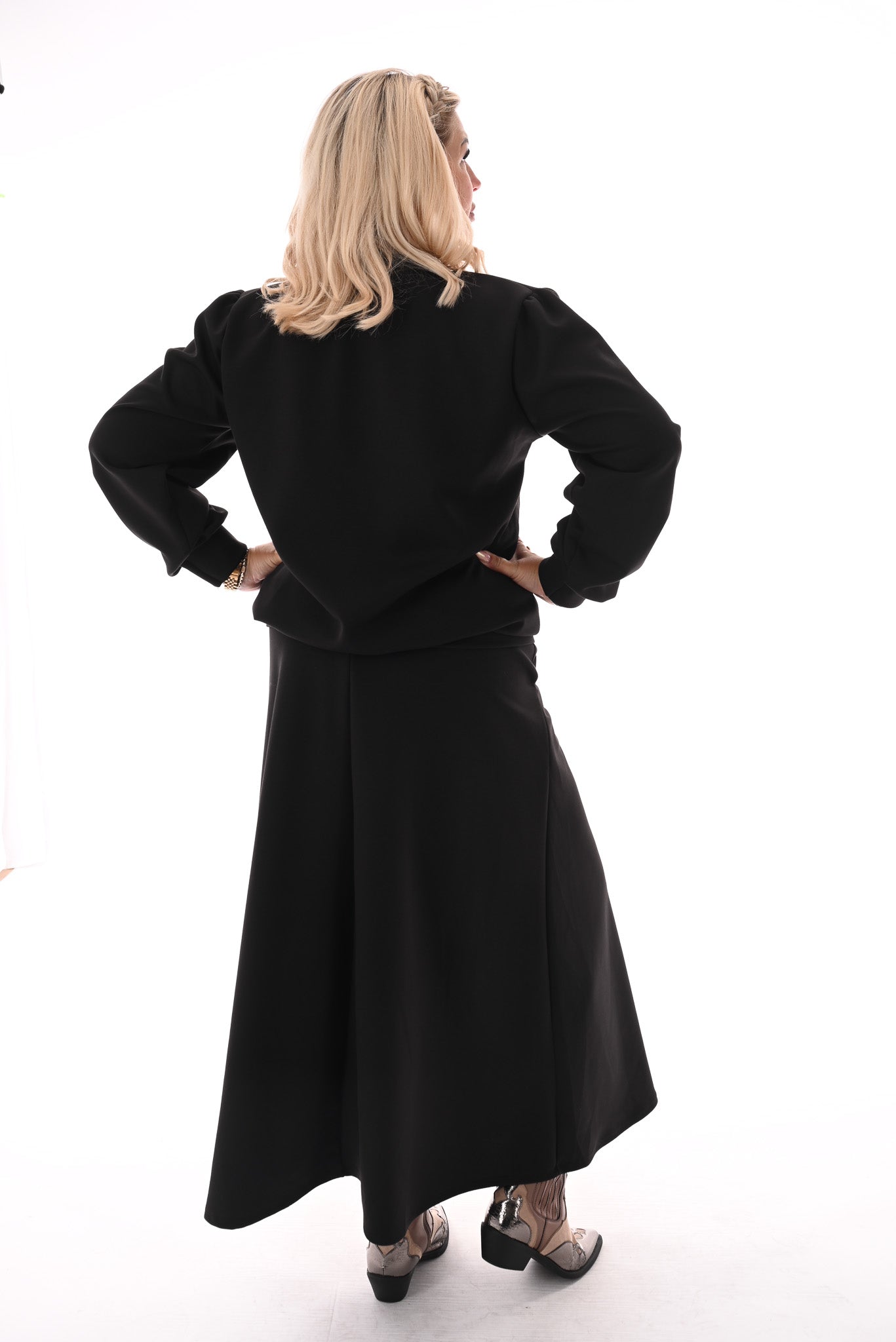 Tweedelig set sweater en rok zwart