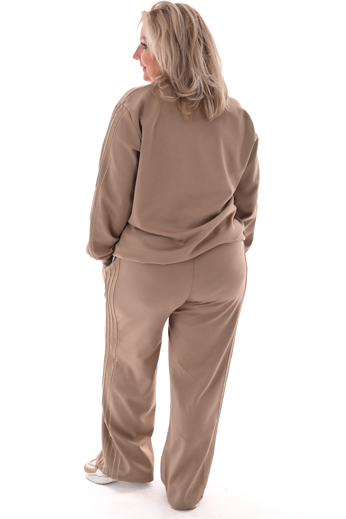 Tweedelig pak v-hals met gouden bies taupe