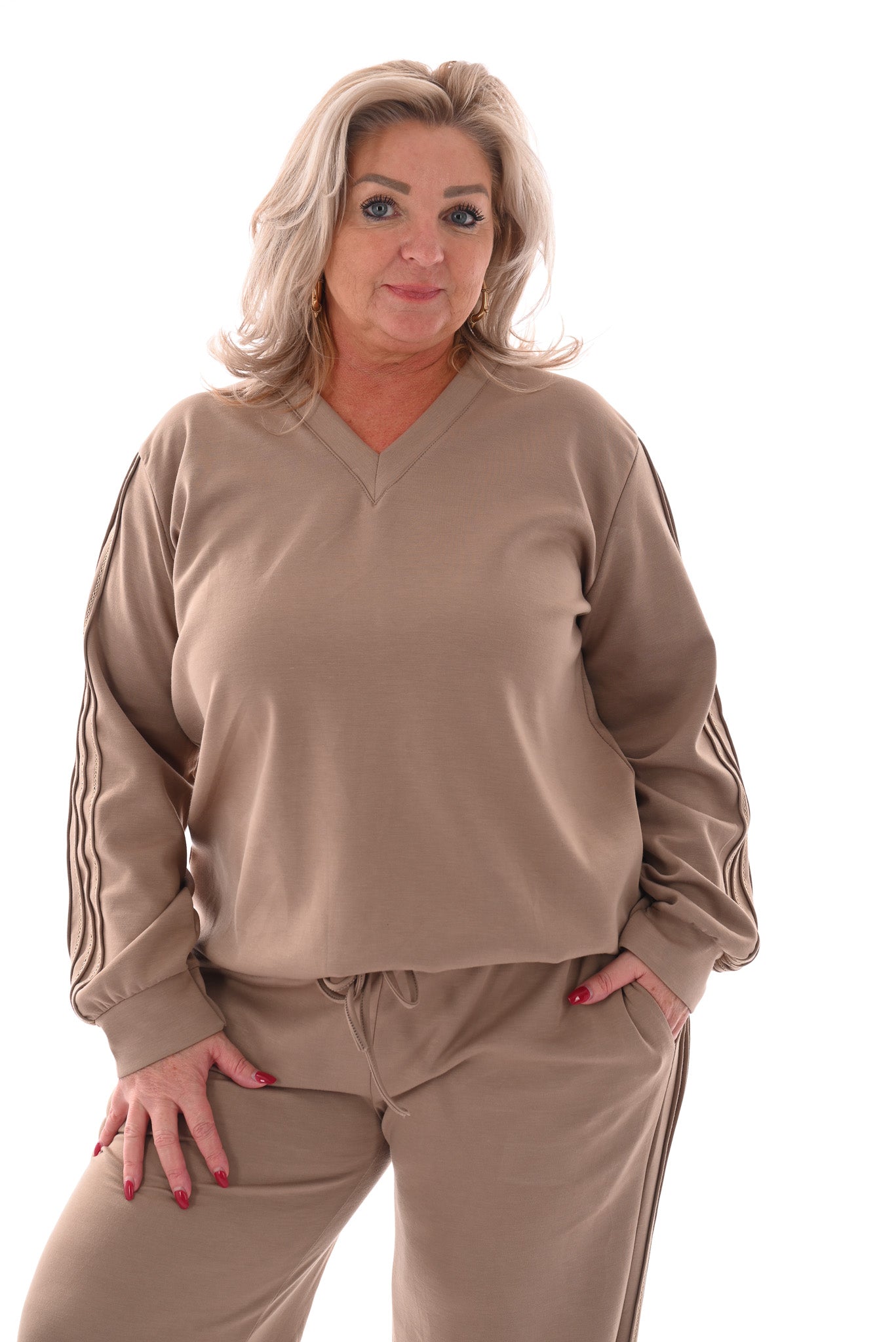 Tweedelig pak v-hals met gouden bies taupe