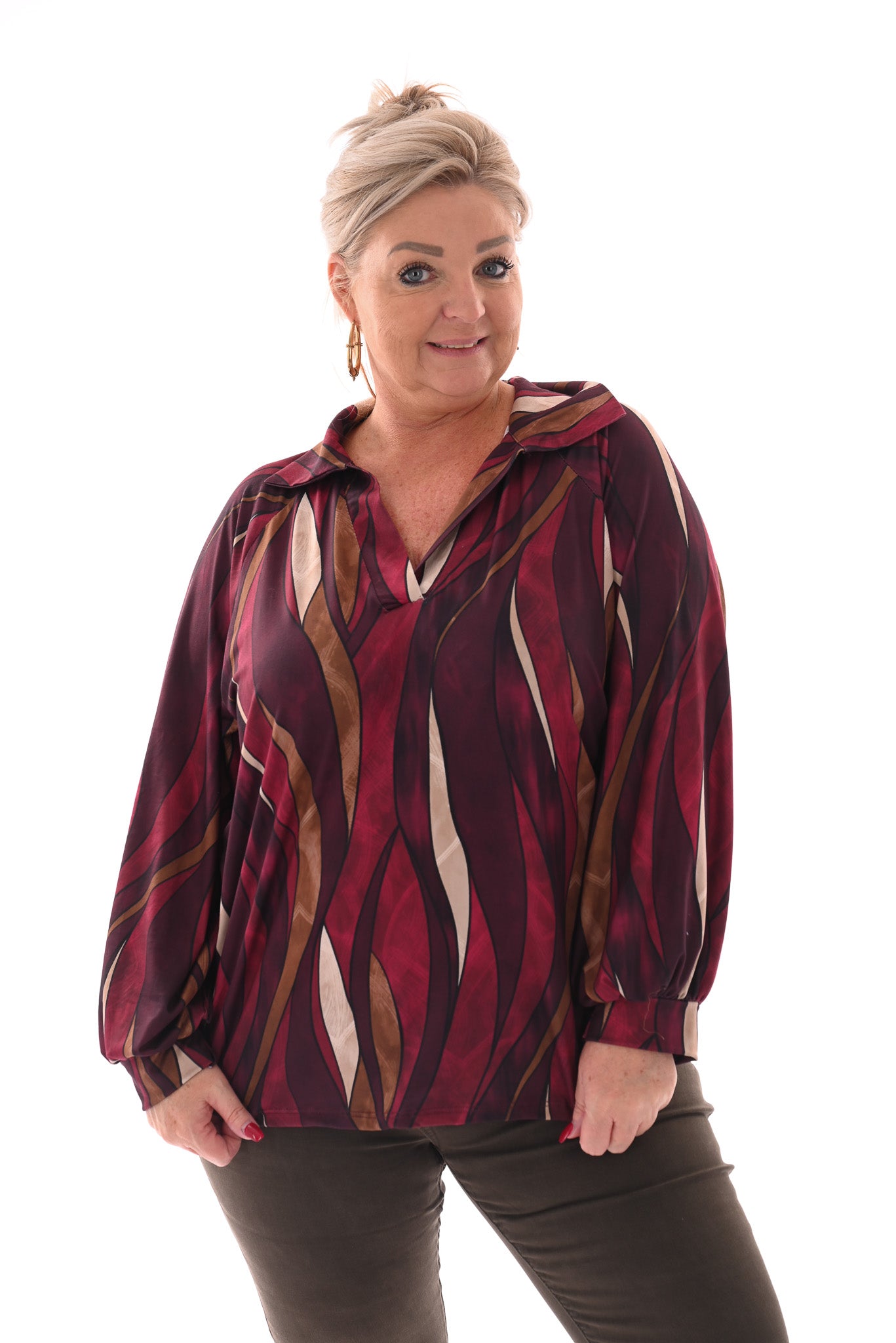 Top v-hals met kraag abstracte blad print bordeaux
