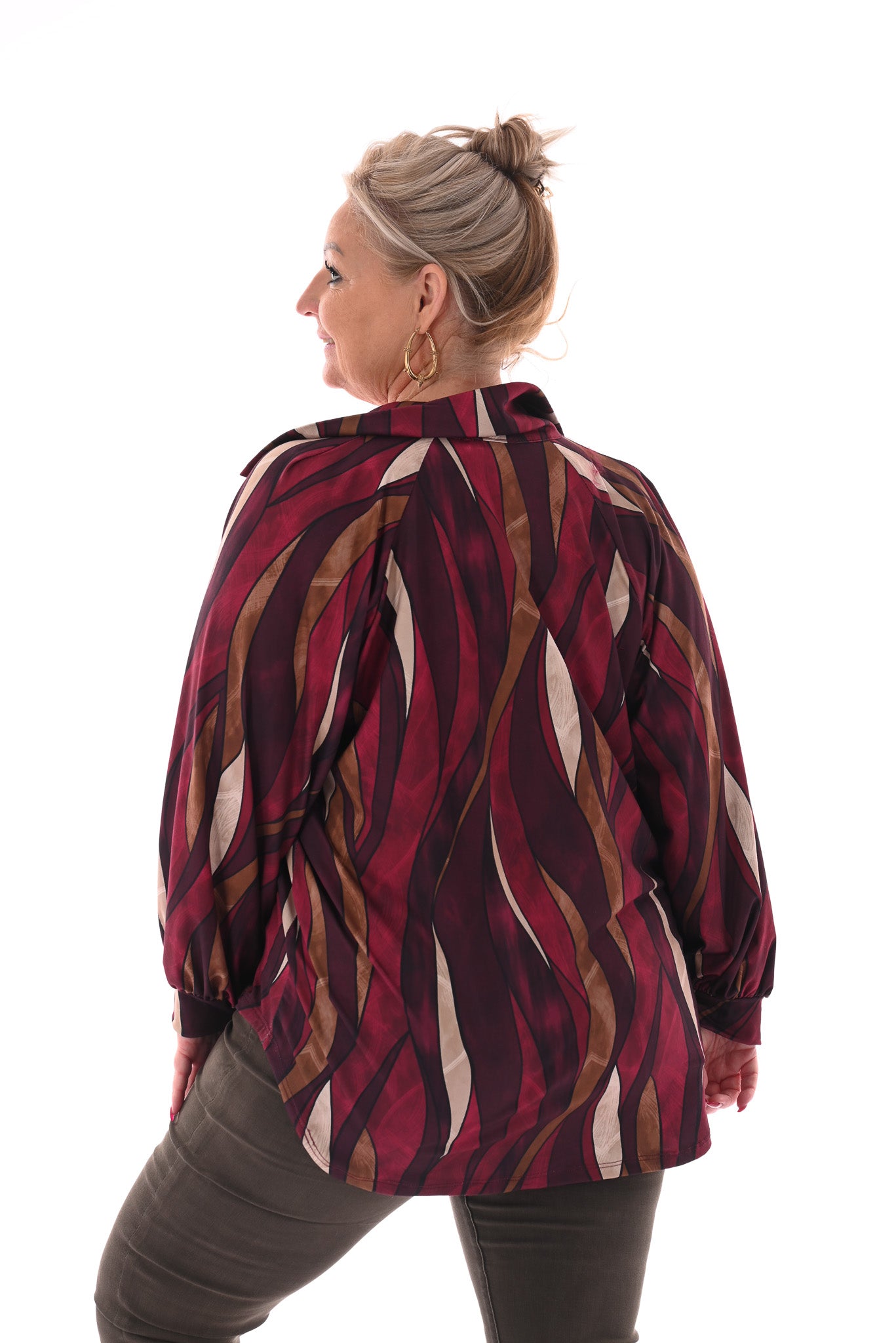 Top v-hals met kraag abstracte blad print bordeaux