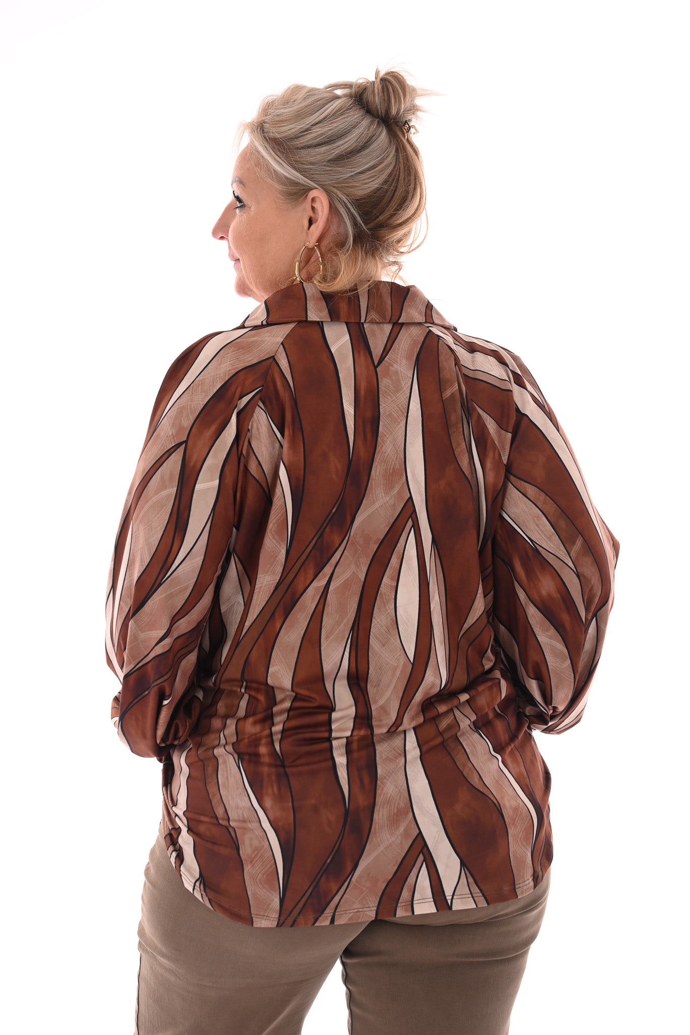 Top v-hals met kraag abstracte blad print bruin