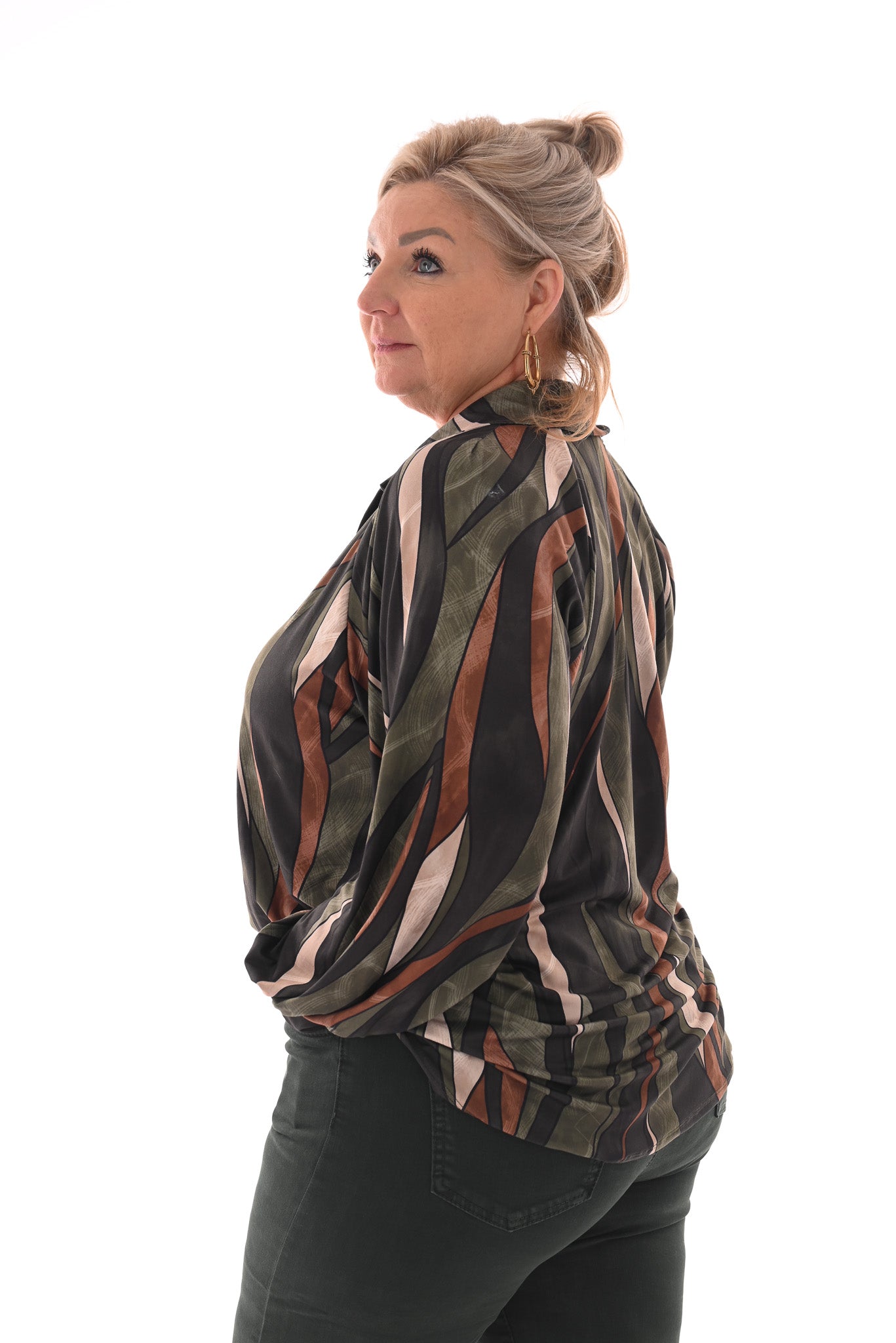 Top v-hals met kraag abstracte blad print legergroen