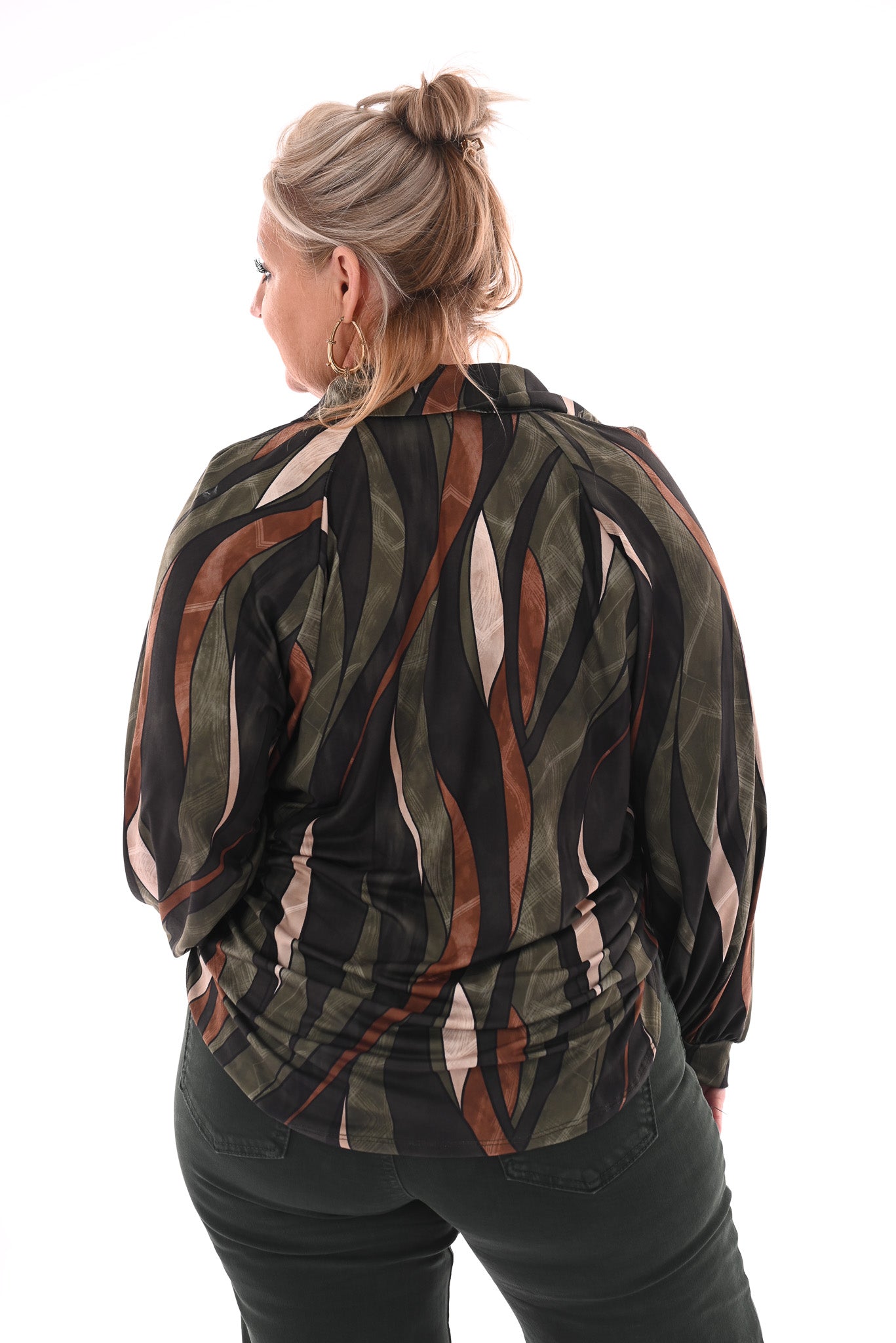 Top v-hals met kraag abstracte blad print legergroen