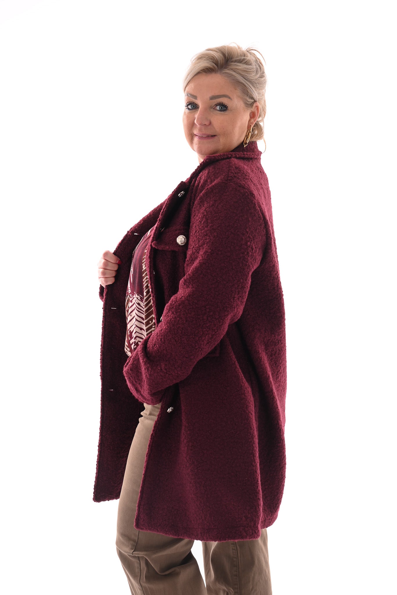 Boucle jas met knopen aubergine
