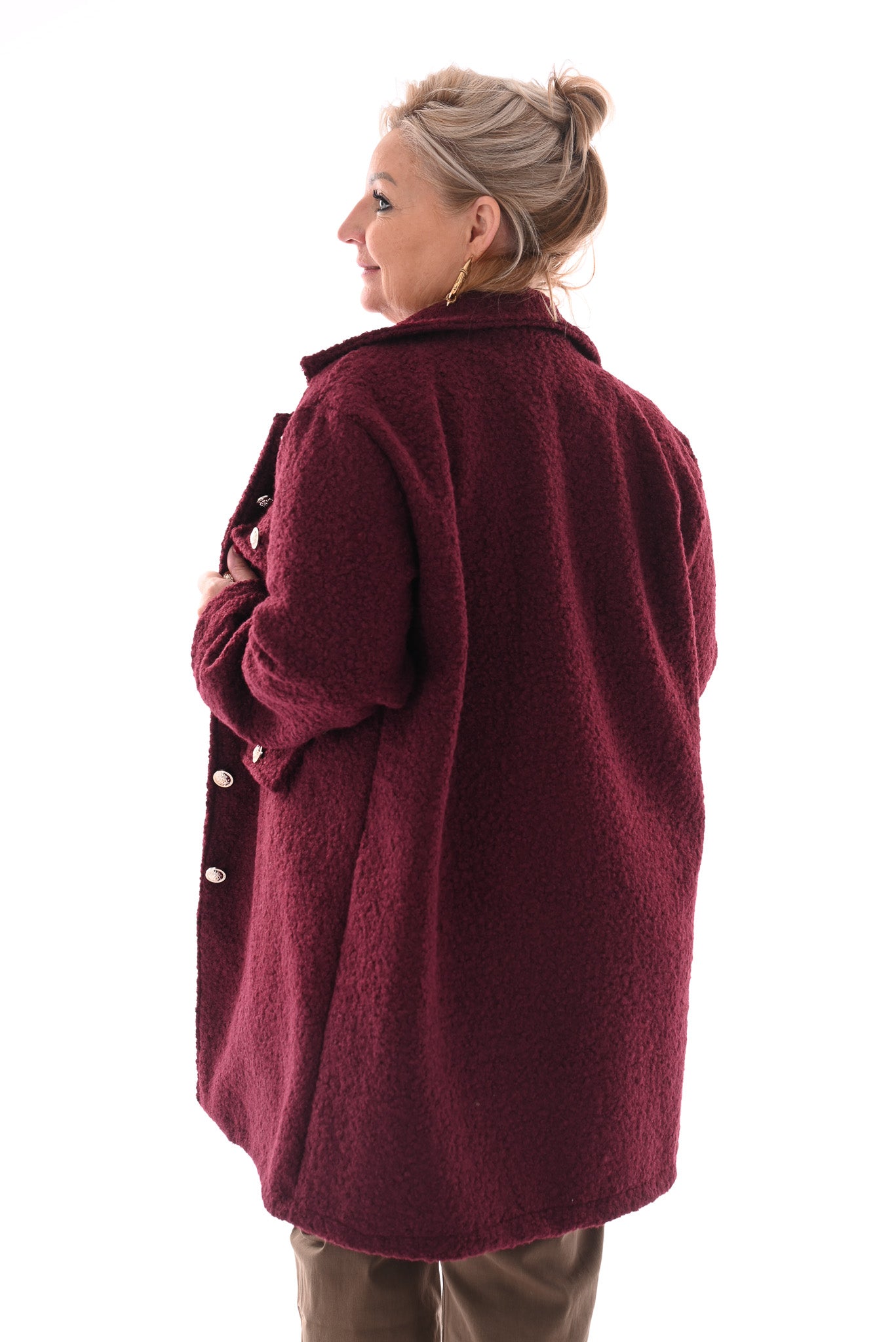 Boucle jas met knopen aubergine