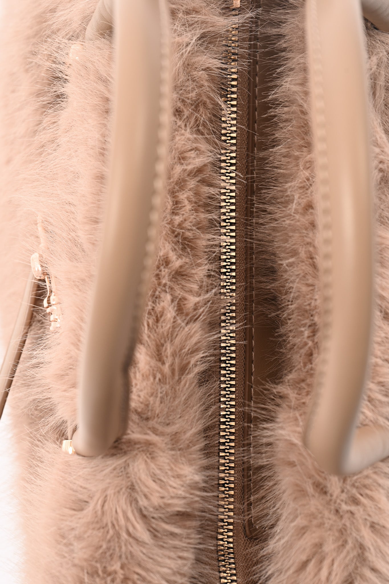 Furry handtas riemdetail lichtbruin