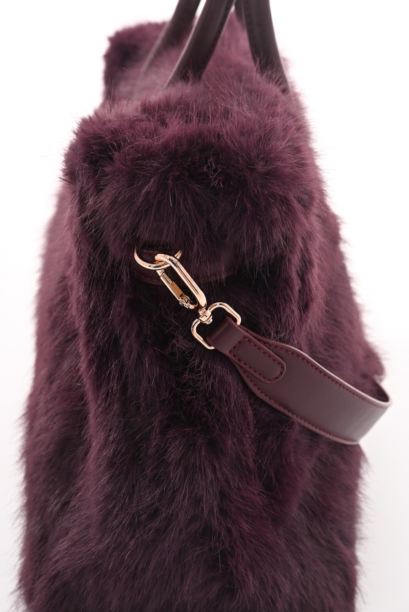 Furry handtas riemdetail aubergine
