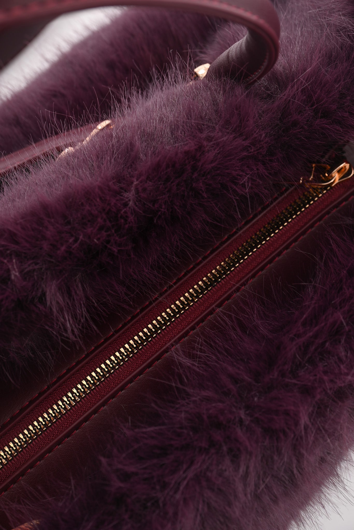 Furry handtas riemdetail aubergine