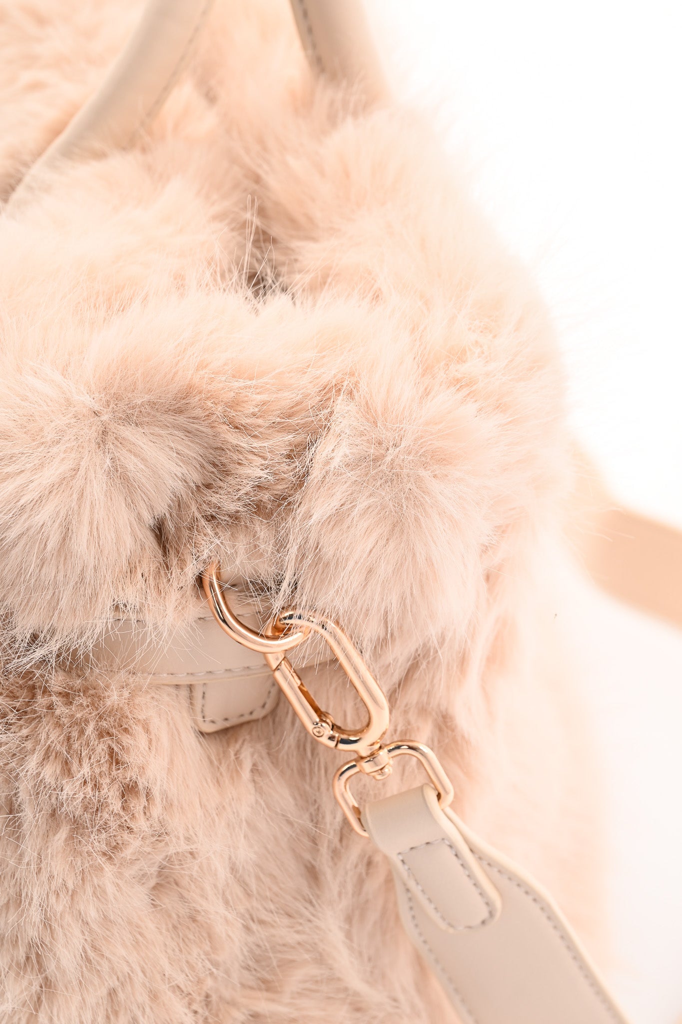 Furry handtas riemdetail beige